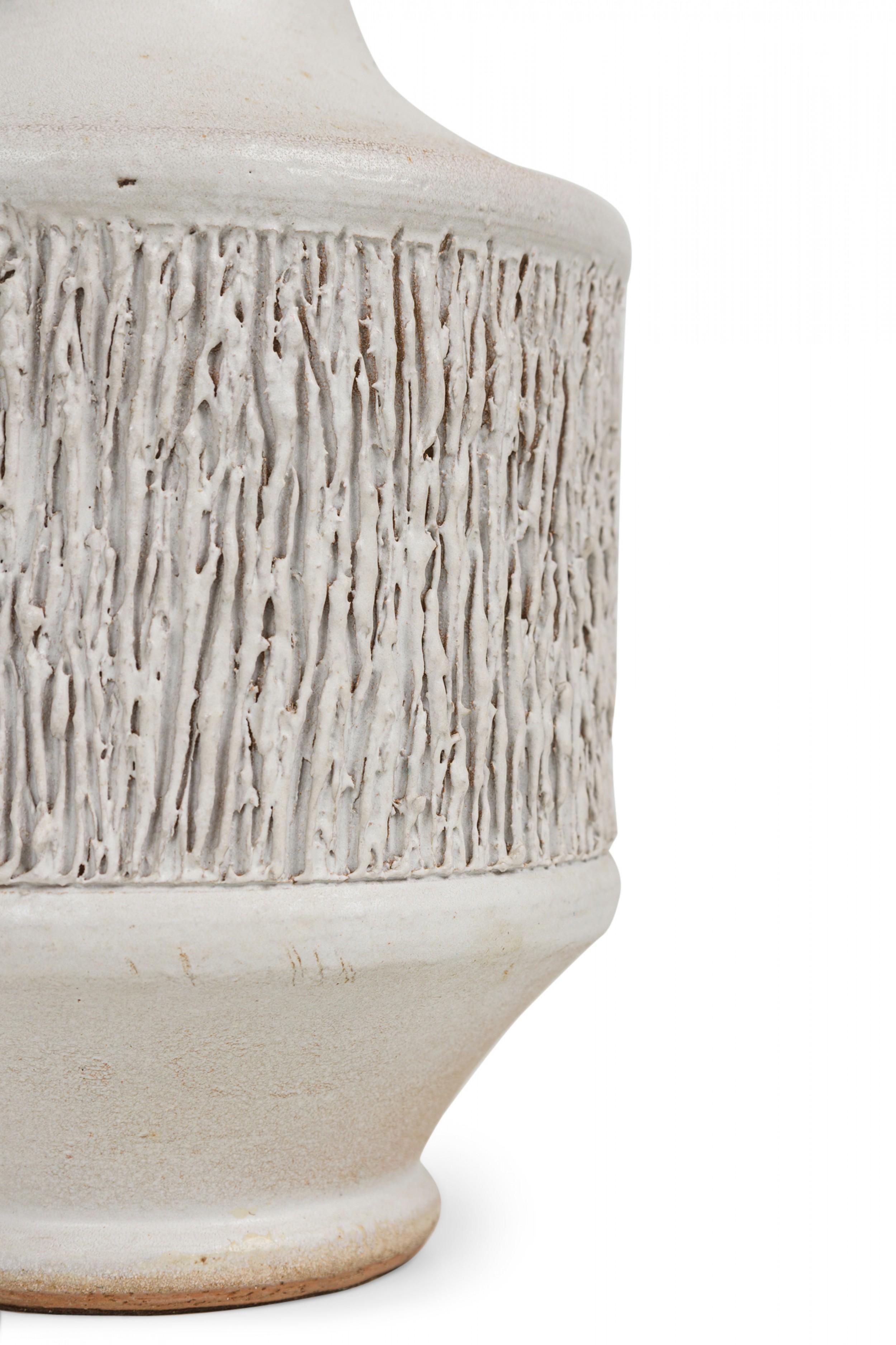 Lampe de bureau en céramique américaine émaillée blanche à forte texture Design Technics Bon état - En vente à New York, NY