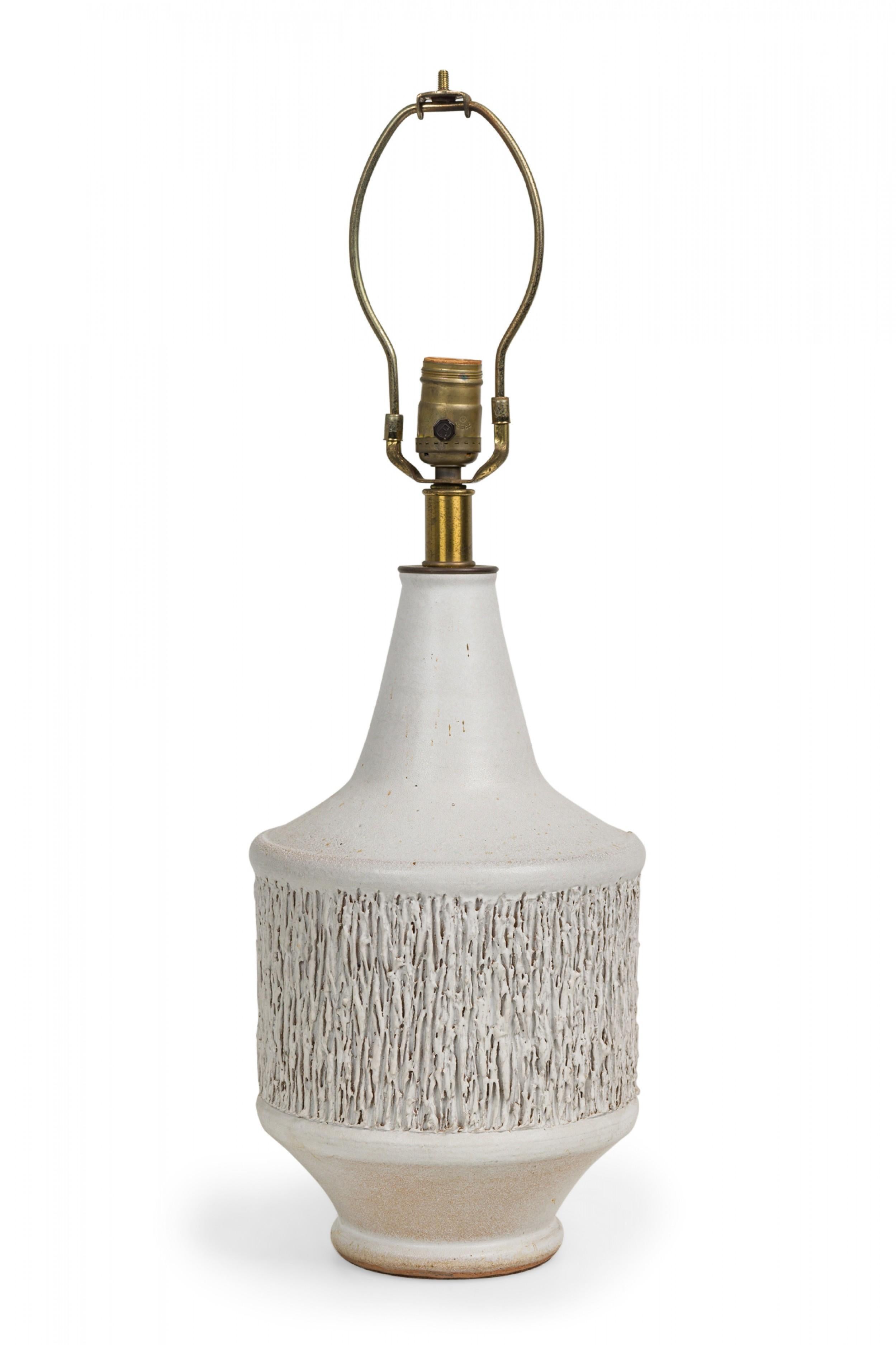 Lampe de bureau en céramique américaine émaillée blanche à forte texture Design Technics en vente 1