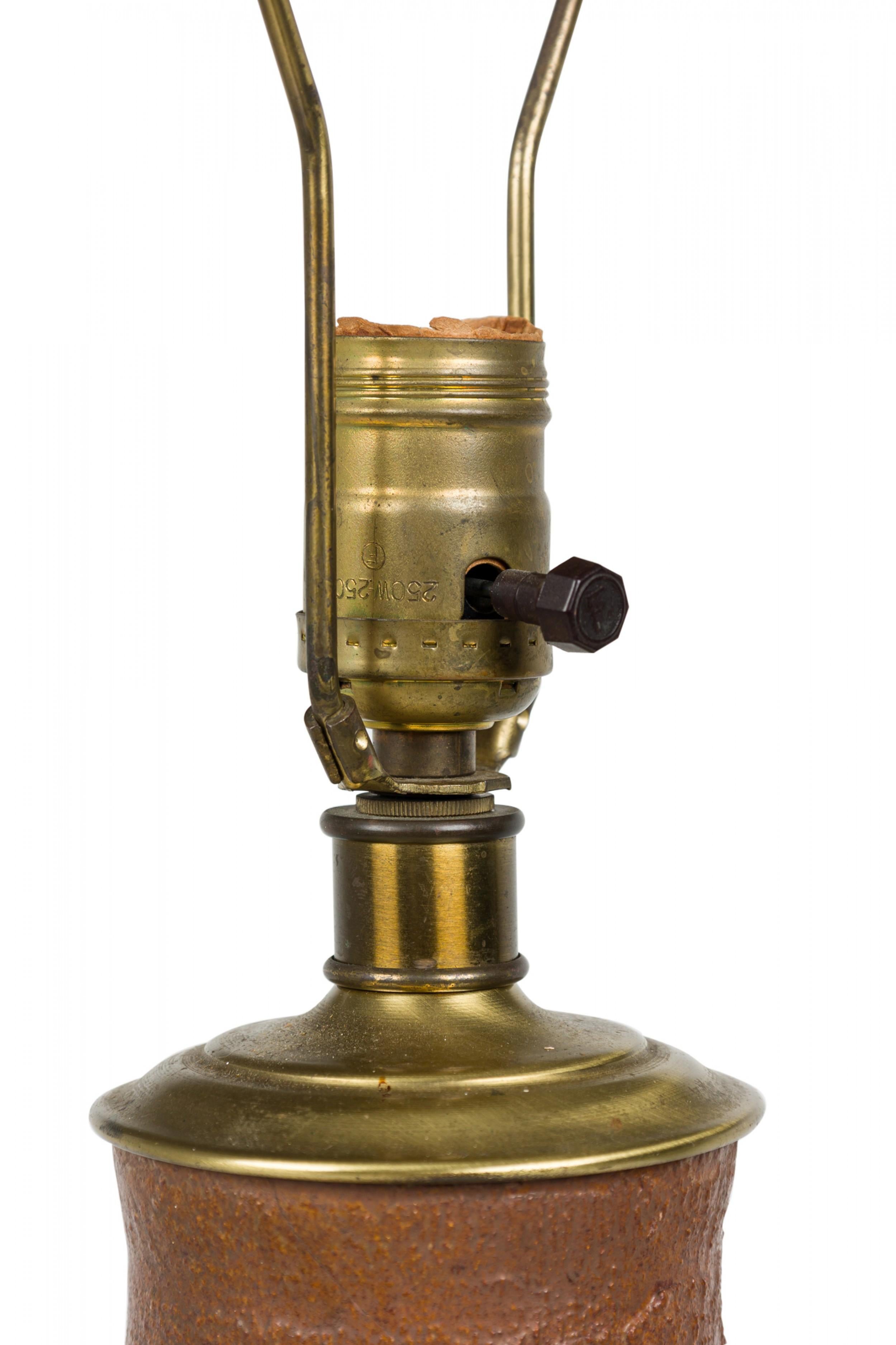 Lampe de table en céramique américaine du milieu du siècle en forme de colonne torpille, surmontée d'une soucoupe en laiton avec harpe, d'un fleuron cylindrique et d'une prise pour interrupteur fonctionnant, cuite dans une glaçure texturée mate brun