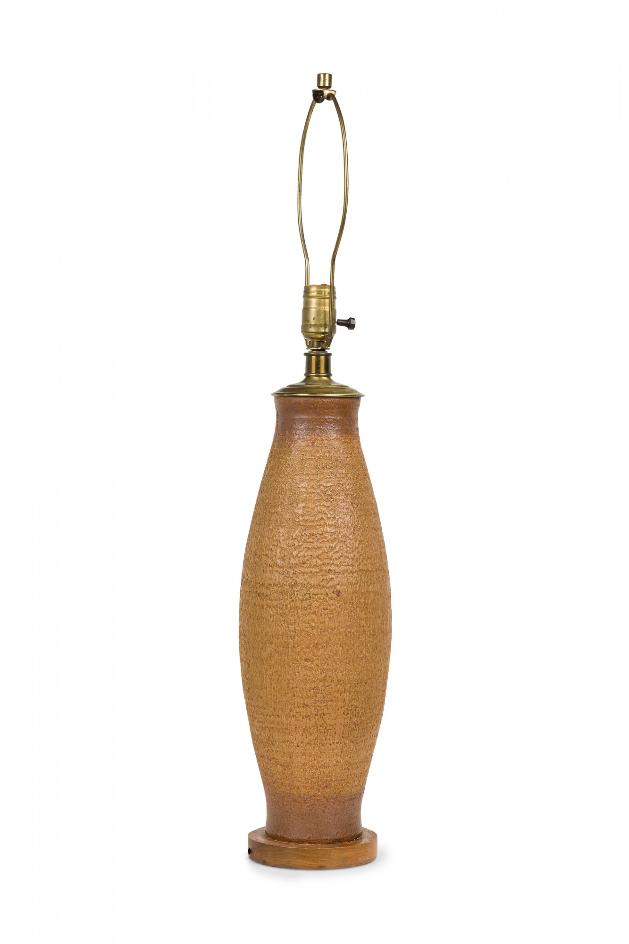 20ième siècle Lampe de table à colonne de torpilles en céramique américaine sur support en bois, Design Technics en vente