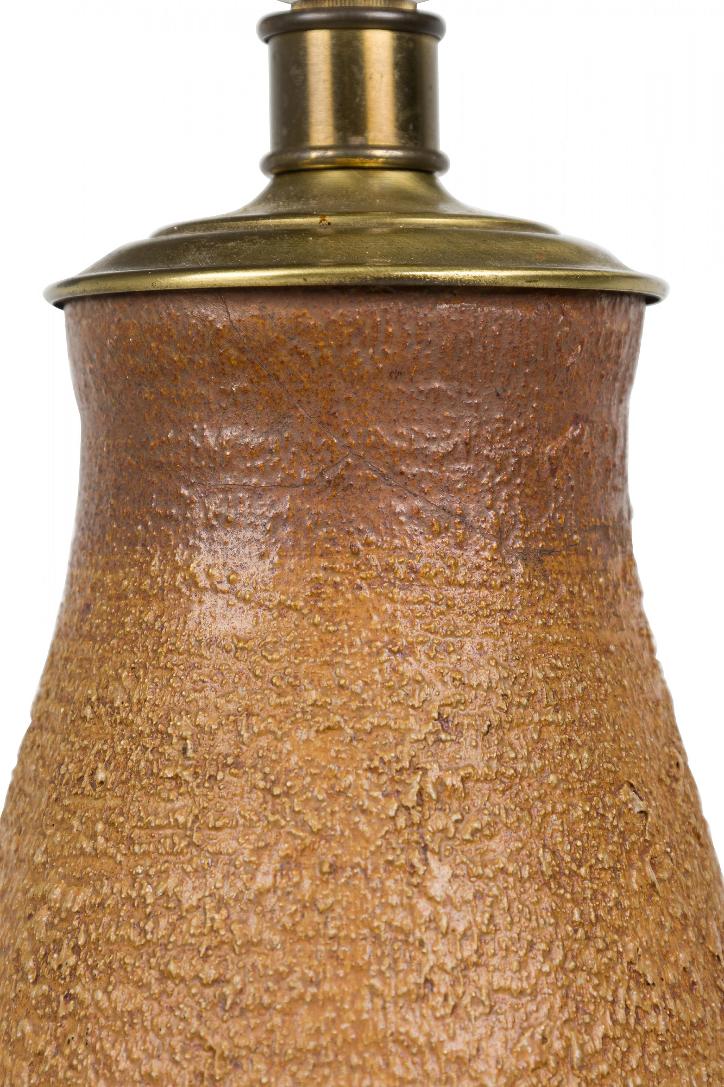 Céramique Lampe de table à colonne de torpilles en céramique américaine sur support en bois, Design Technics en vente