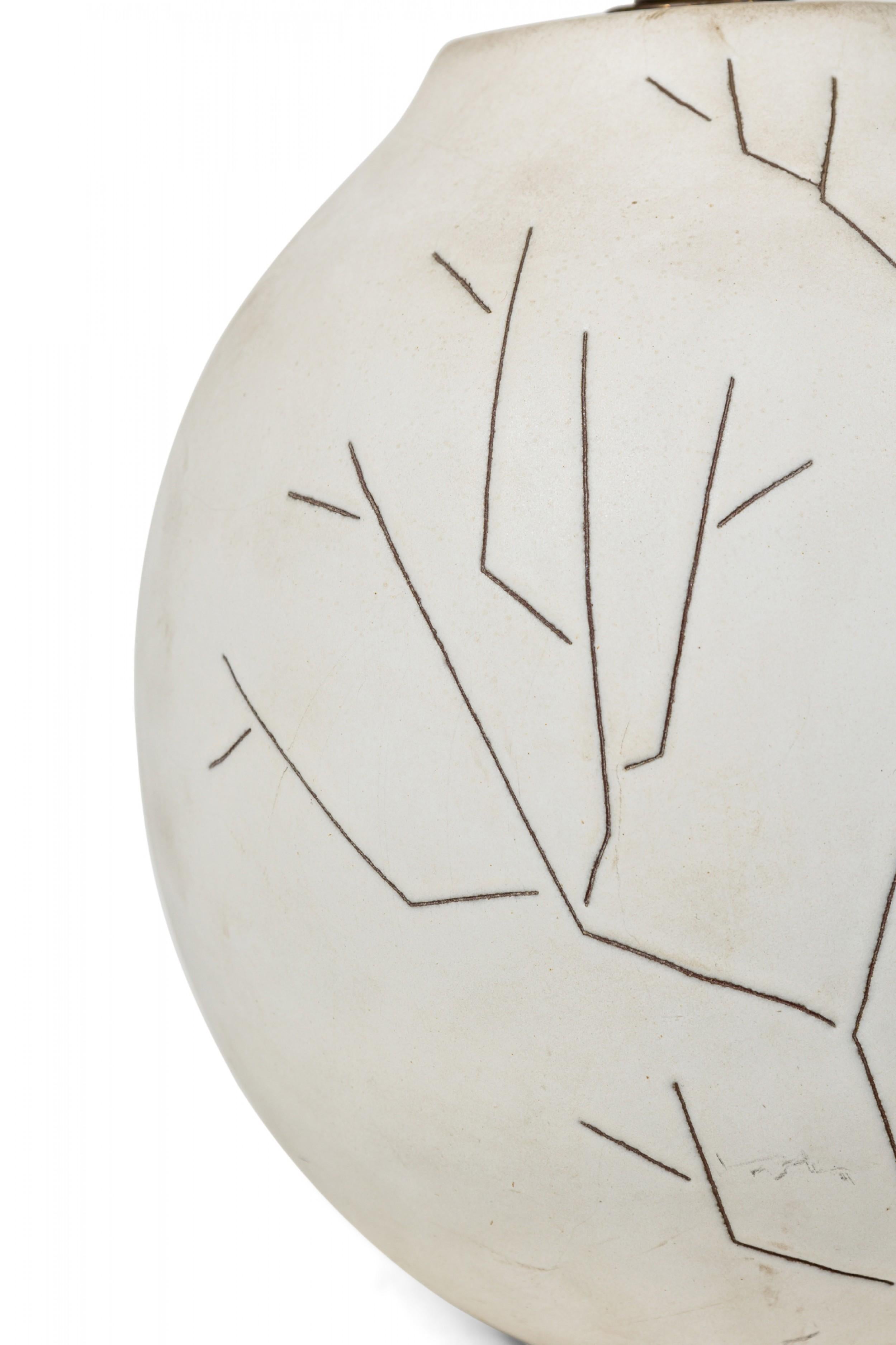 Design Technics American Ceramic Twig Tree Incised Weiß glasiert Tischlampe (amerikanisch) im Angebot