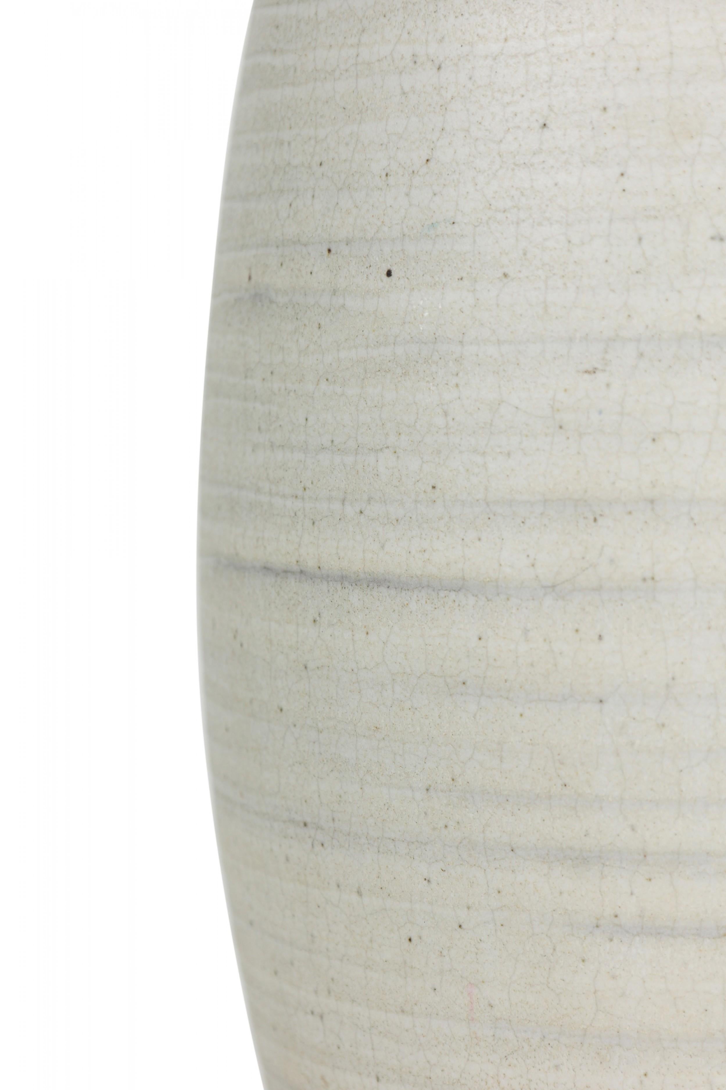 20ième siècle Design Technics American Ceramic White Chalk Glazed Lampe de table sur pied en bois en vente