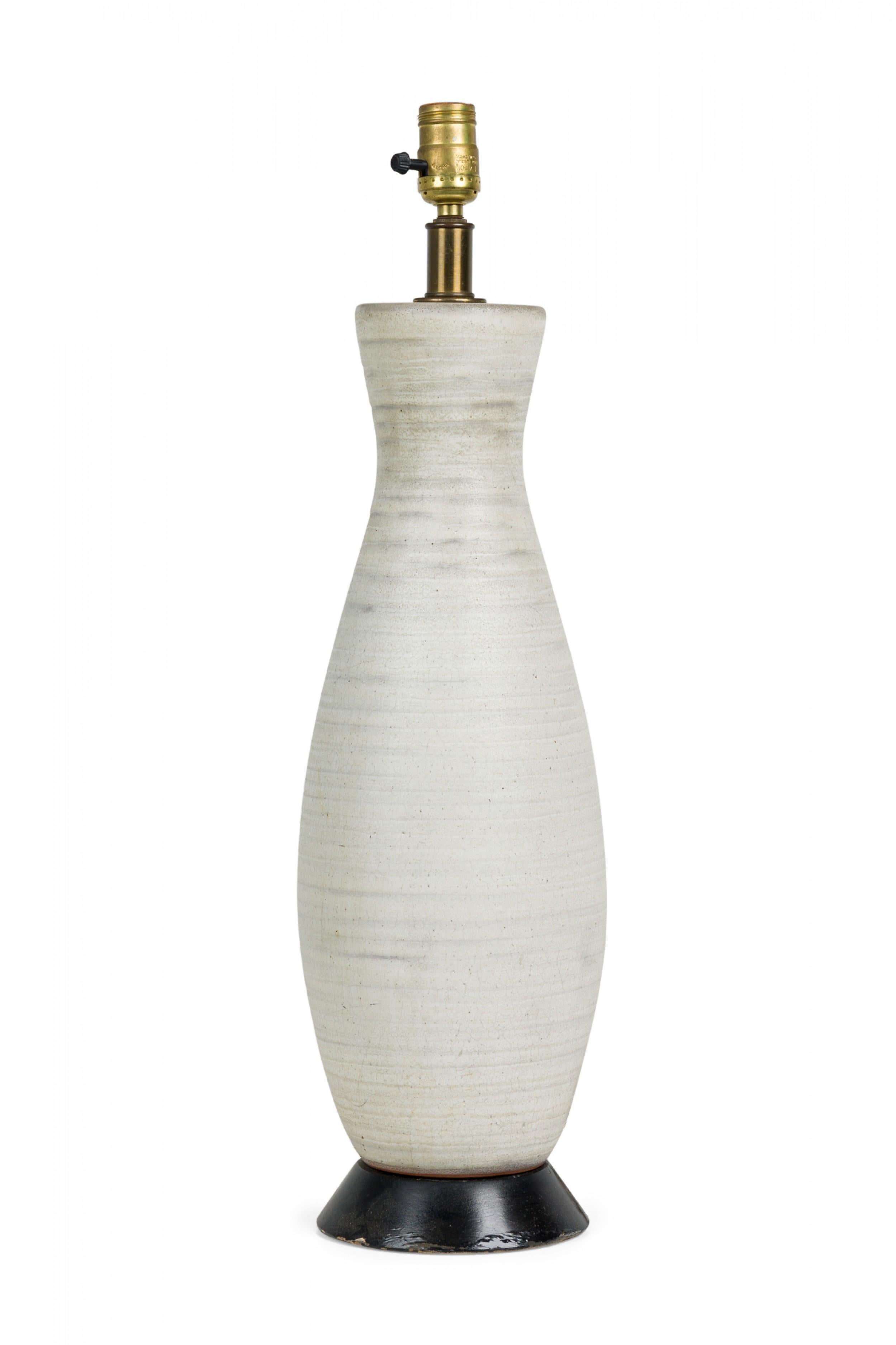 Design Technics American Ceramic White Chalk Glazed Lampe de table sur pied en bois en vente 1