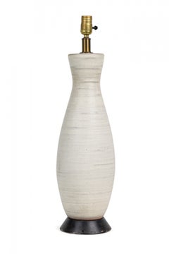 Amerikanische Keramik-Tischlampe mit weißer Chalkglasur auf Holzständer, Design Technics