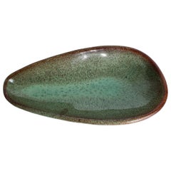 Plato de cerámica artística «Biomorphic» en tonos verde azulado y chocolate, de Design Technics, hacia 1950