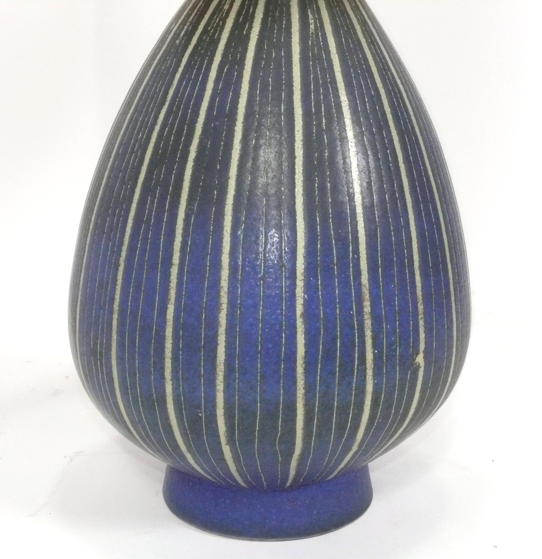 Sculptural bulbous striped ceramic lamp, designed by Lee Rosen for Design Technics, American, circa 1950s. This lamp is a large scale size with beautiful hand-painted design. It has been rewired and is ready to use.
