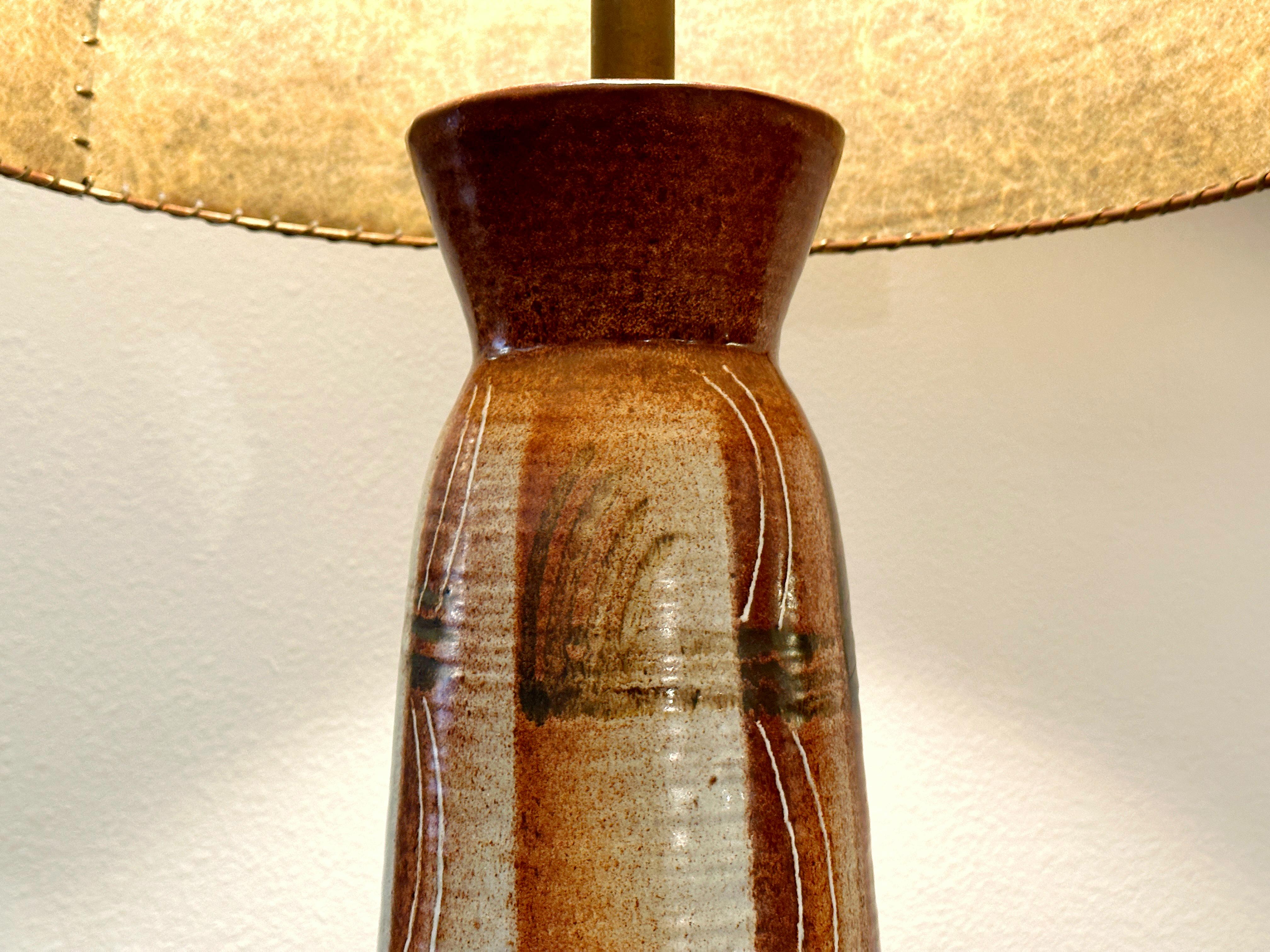 Design Technics Lámpara de cerámica en tono marrón con pantalla original de fibra de vidrio, ca. 1950 Glaseado en venta