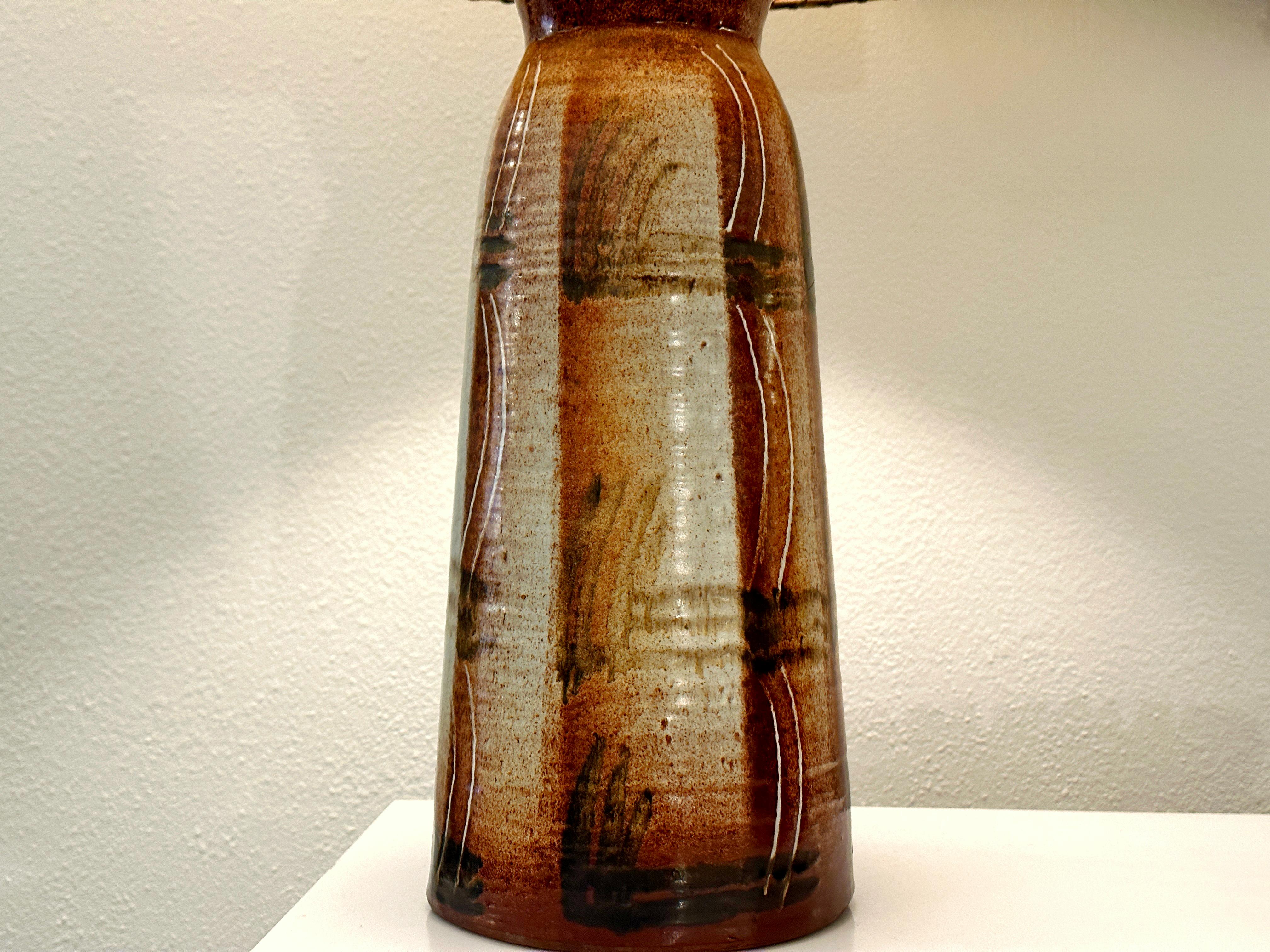 Design Technics Lámpara de cerámica en tono marrón con pantalla original de fibra de vidrio, ca. 1950 en Bueno estado para la venta en Cathedral City, CA