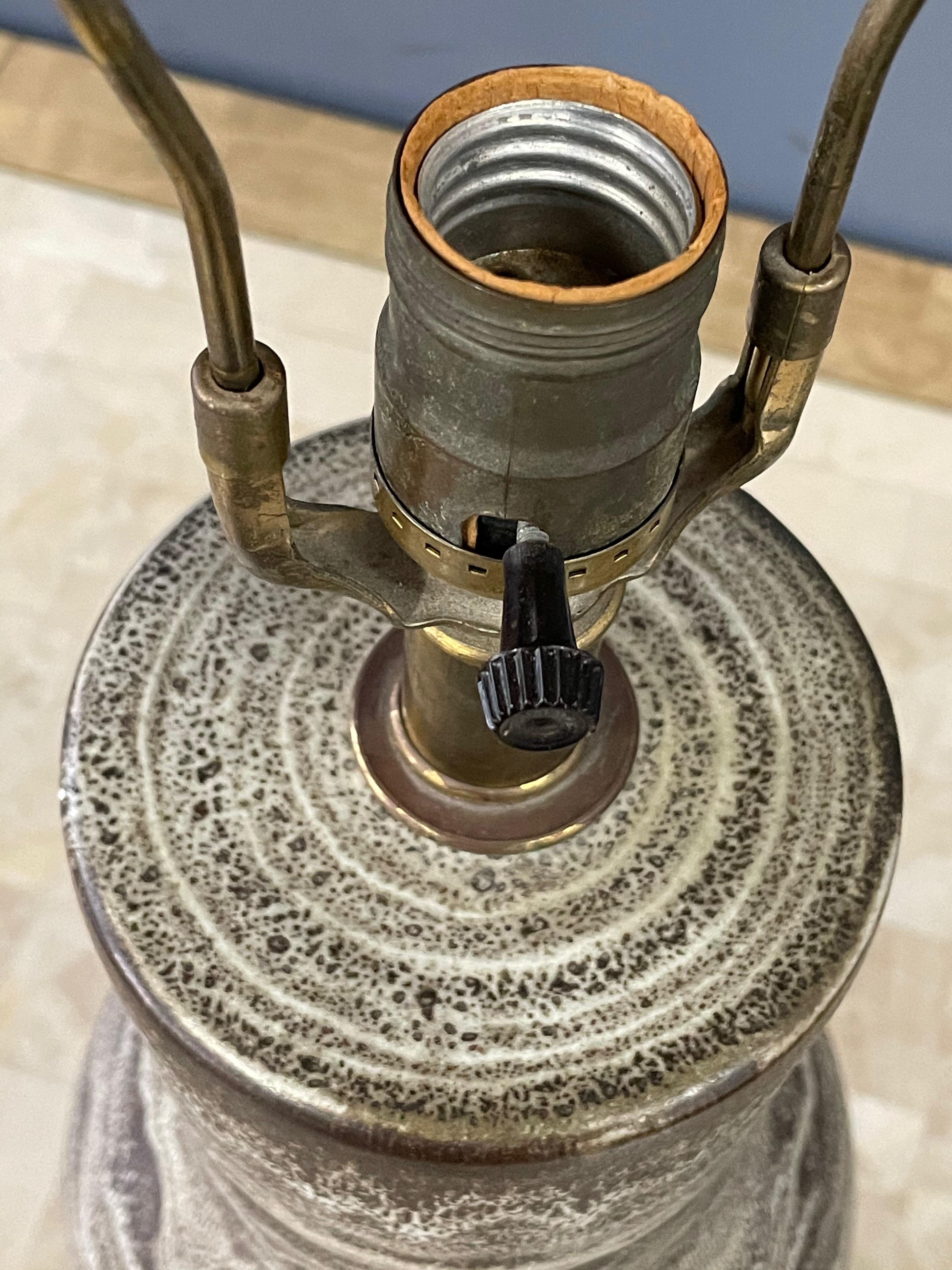 Geschichtige Keramik-Tischlampe im Design-Technik-Stil, ca. 1960, Mid-Century-Kunstkeramik (Moderne der Mitte des Jahrhunderts) im Angebot