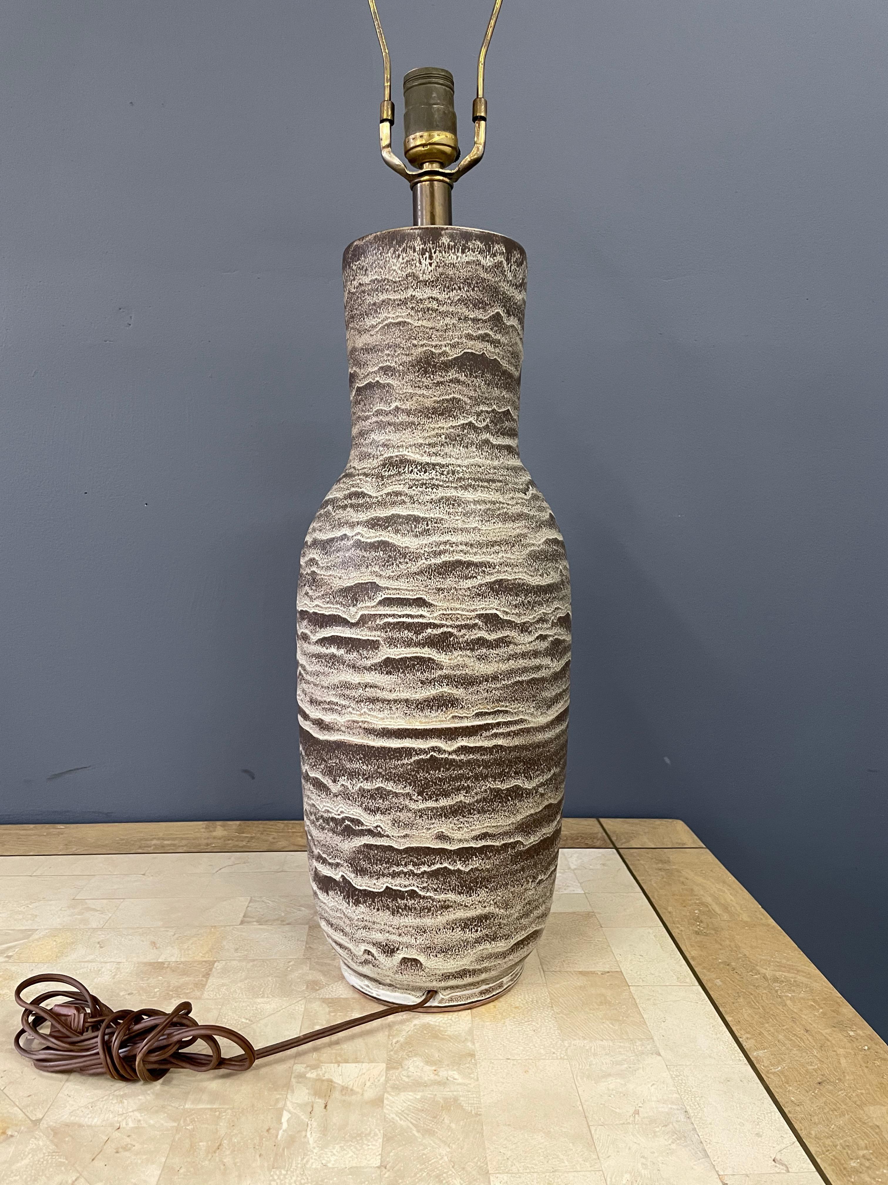 Geschichtige Keramik-Tischlampe im Design-Technik-Stil, ca. 1960, Mid-Century-Kunstkeramik (Nordamerikanisch) im Angebot