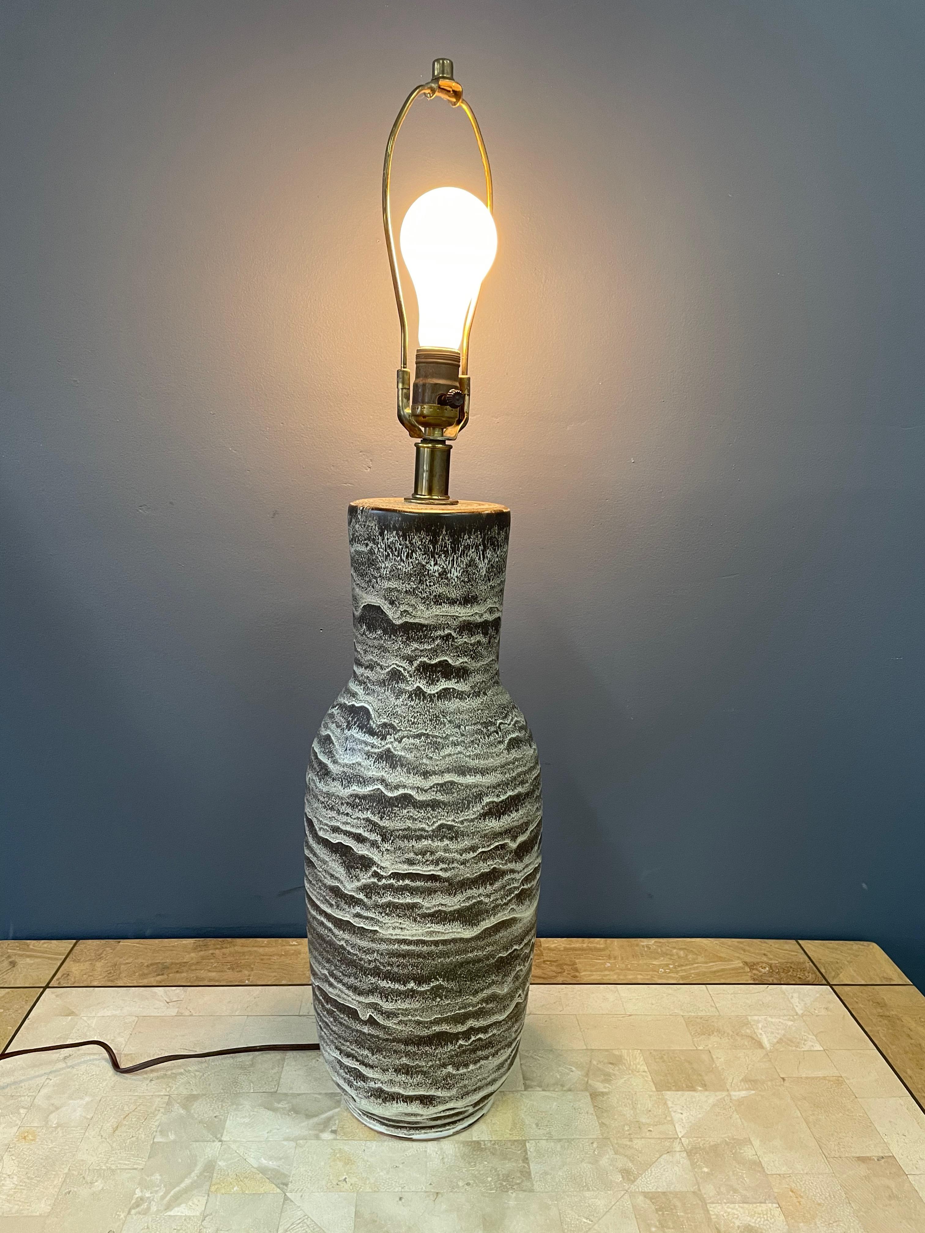 Geschichtige Keramik-Tischlampe im Design-Technik-Stil, ca. 1960, Mid-Century-Kunstkeramik im Angebot 2