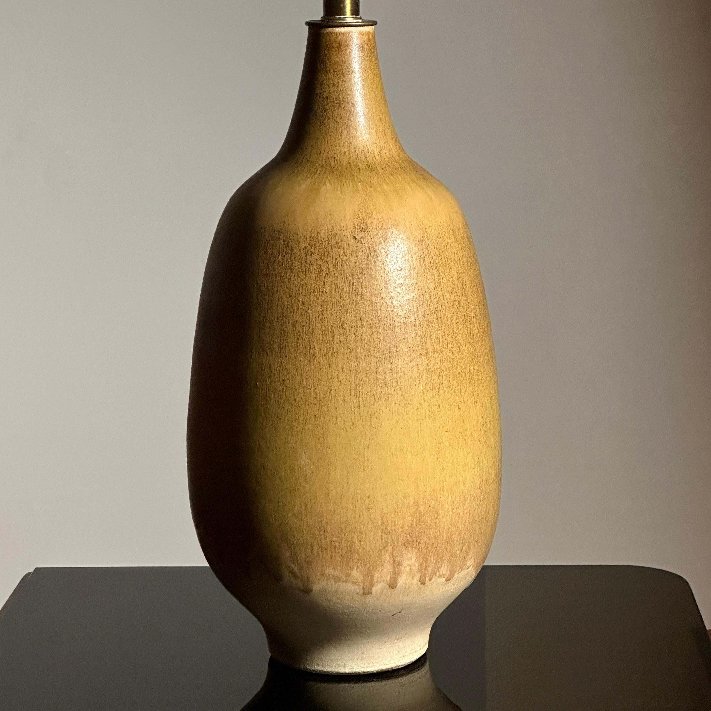 Lampe de table en céramique cultivée à la main de la série 3300, modèle 3311, avec une subtile glaçure de fourrure de lièvre en verge d'or, conçue par Lee Rosen pour Design/One. Veuillez noter qu'en raison de la nature de cette glaçure particulière,