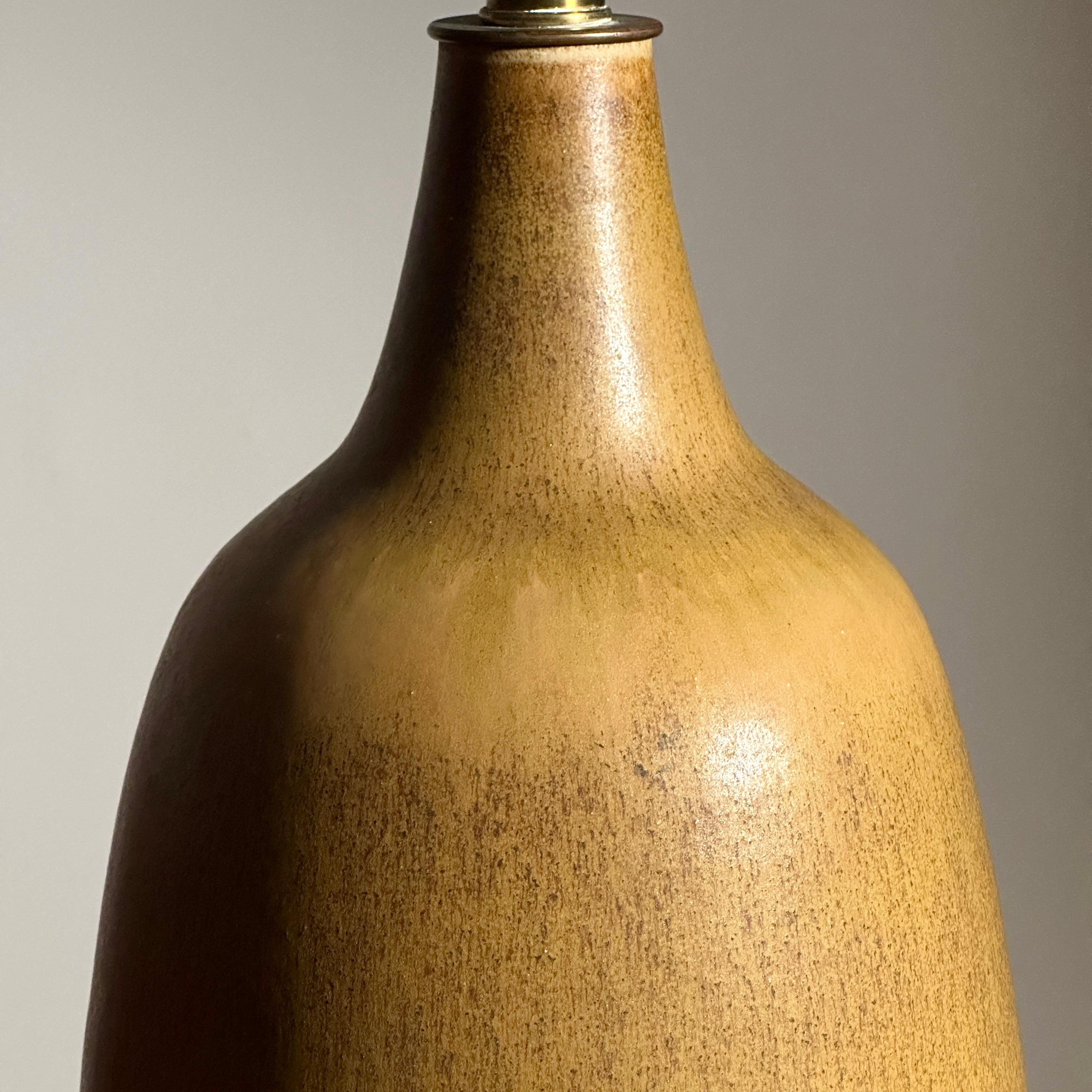 Mid-Century Modern Lampe de table en céramique à glaçure jaune d'or de Design Technics, années 1960 en vente