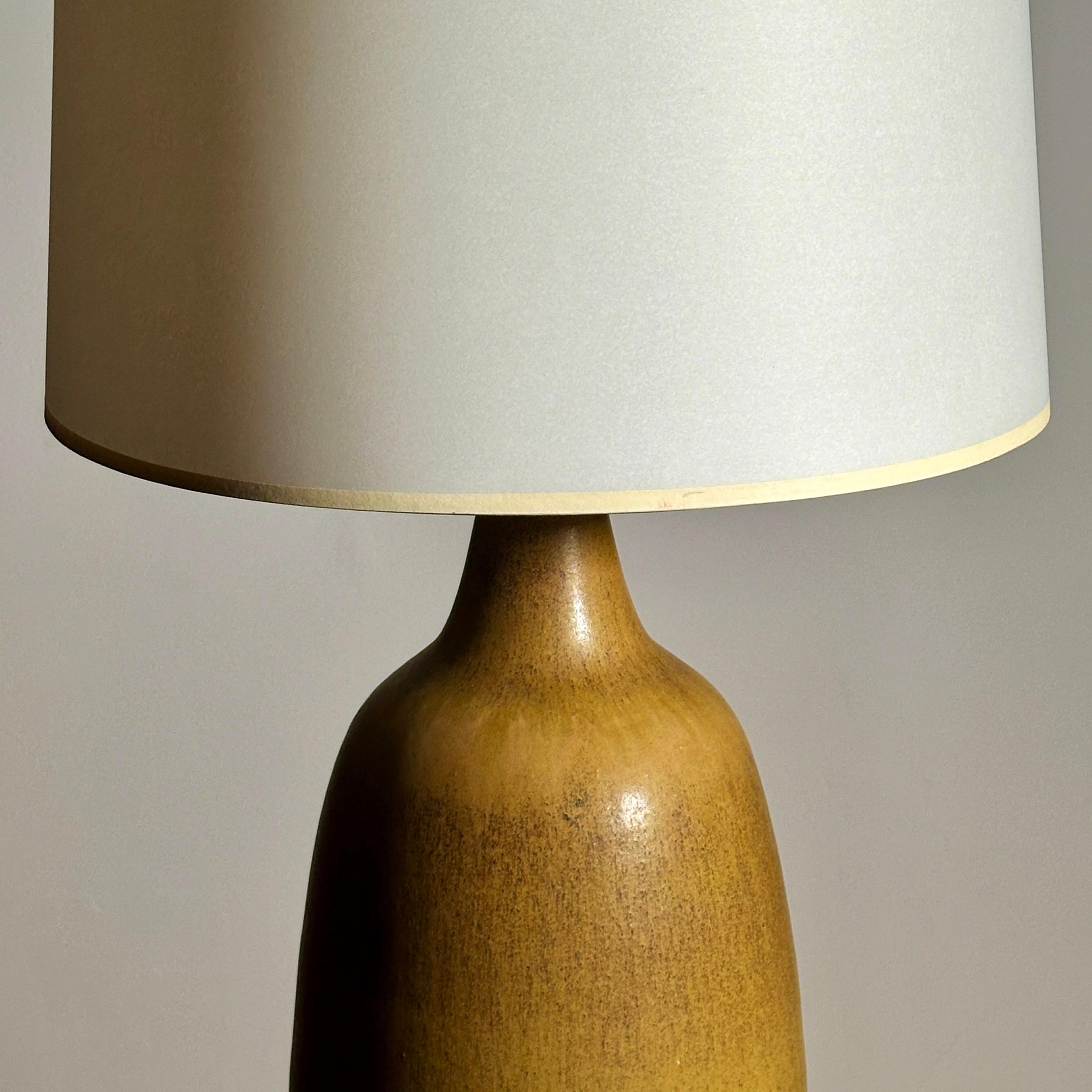 Américain Lampe de table en céramique à glaçure jaune d'or de Design Technics, années 1960 en vente