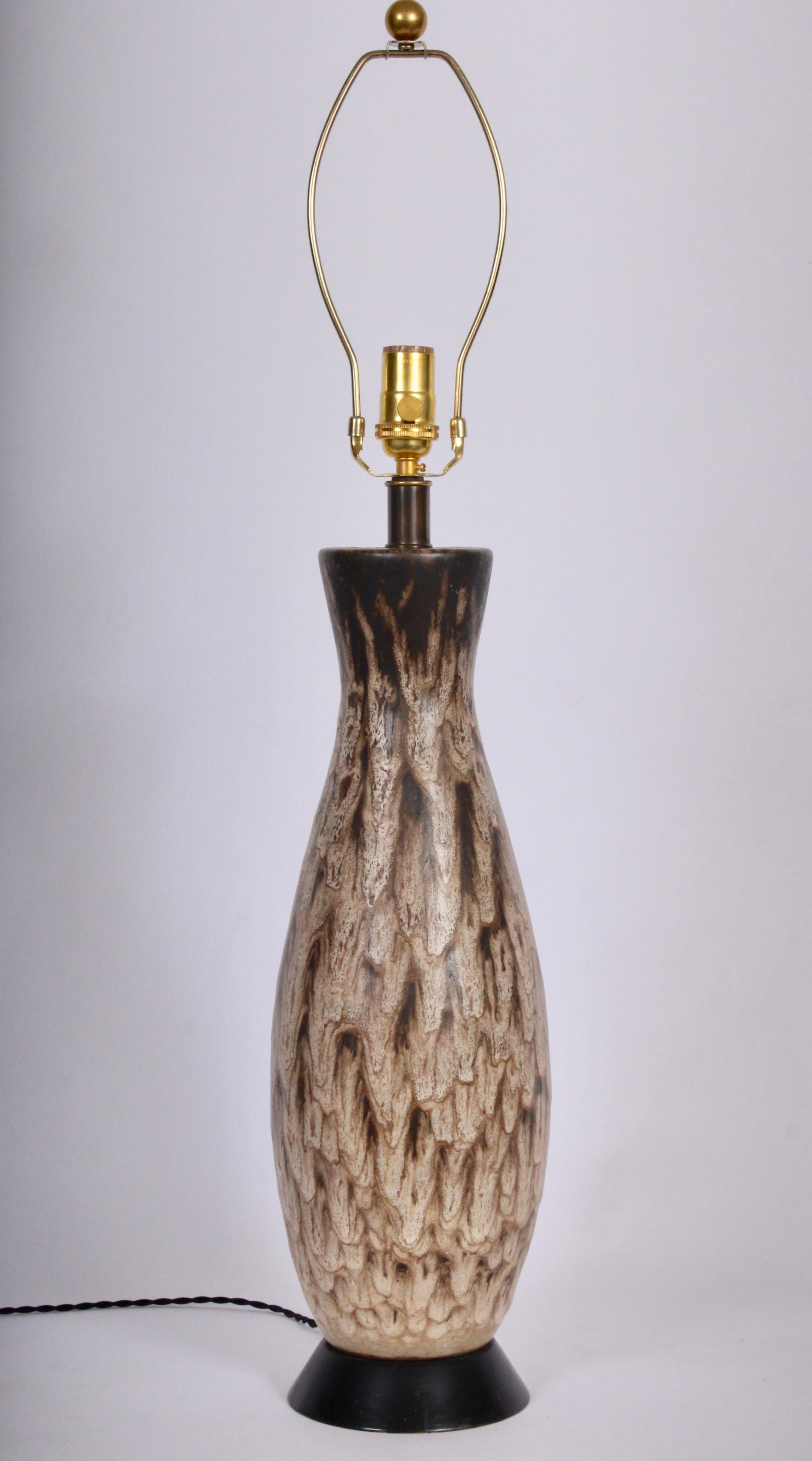 Américain Grande lampe de bureau en poterie d'art à glaçure tachetée taupe de Design Technics, années 1960 en vente