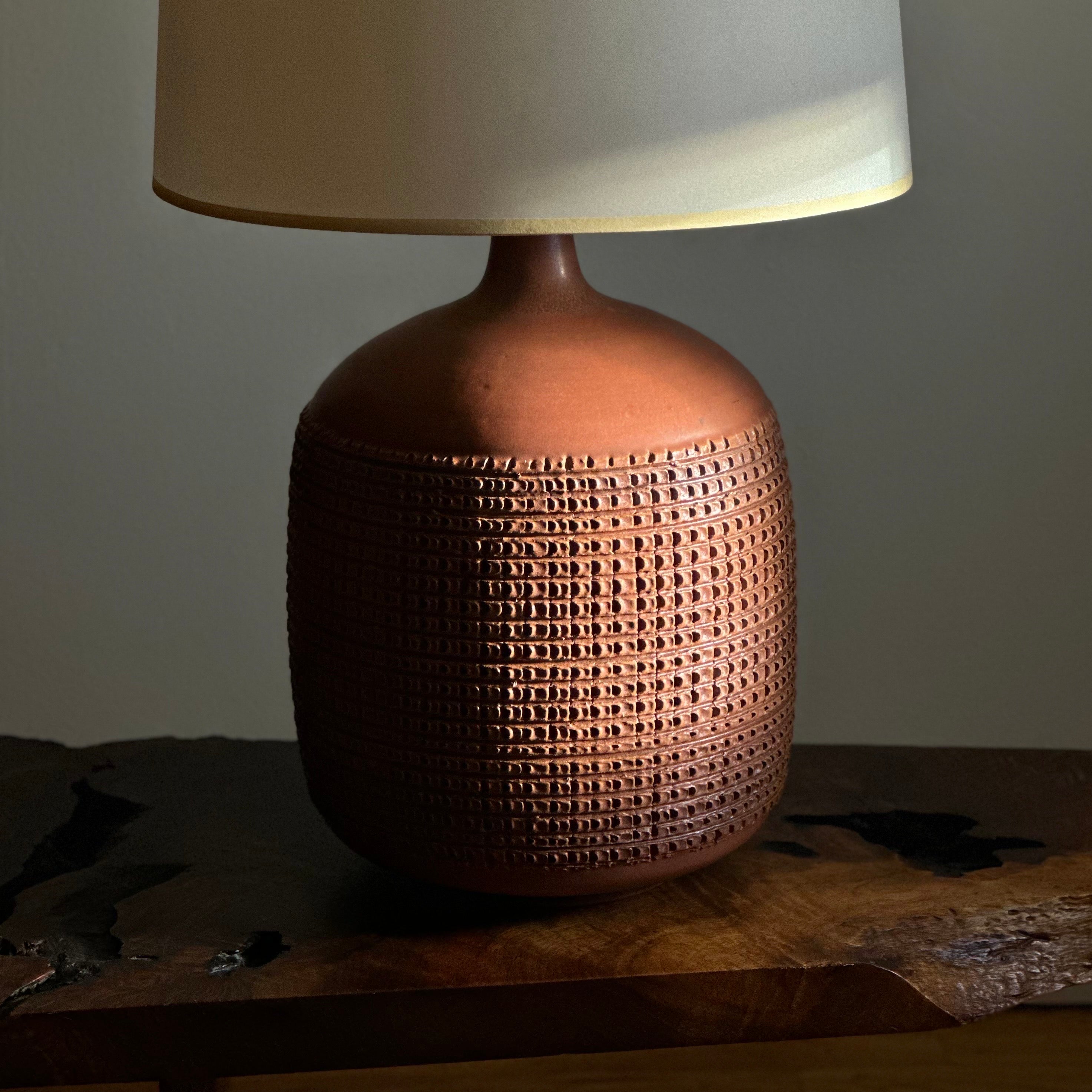 Lámpara de sobremesa de cerámica esmaltada en terracota incisa Design Technics, años 60 Moderno de mediados de siglo en venta