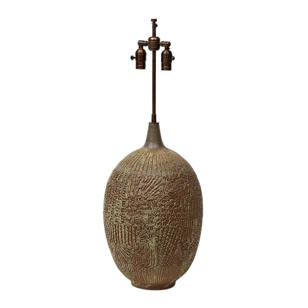 Vernissé Lampe Design Technics abstraite, Sgraffito, olive, rouge, signée en vente