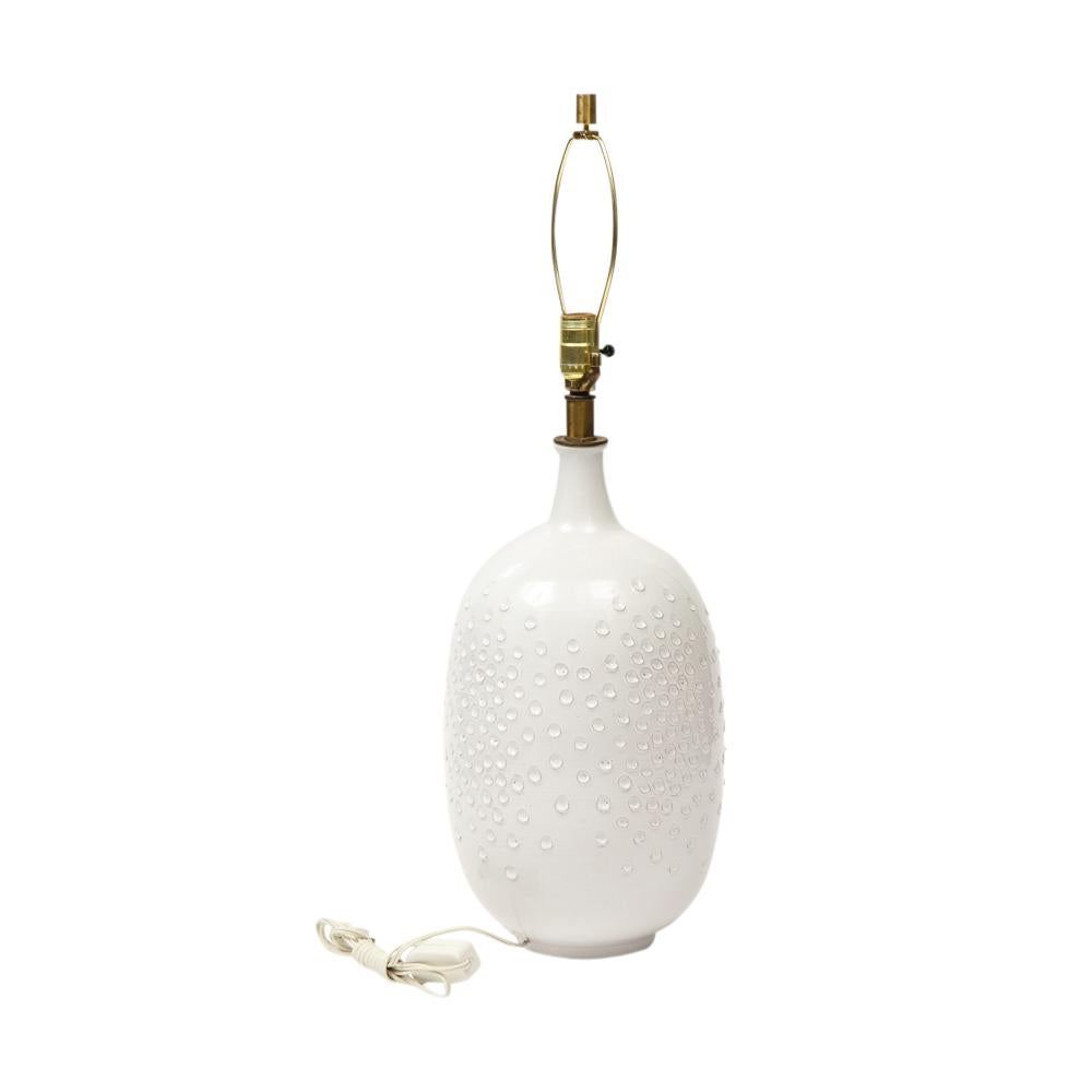 Lee Rosen Design Technics Lampe, céramique, White, Dimpled, Brass, signée Bon état - En vente à New York, NY