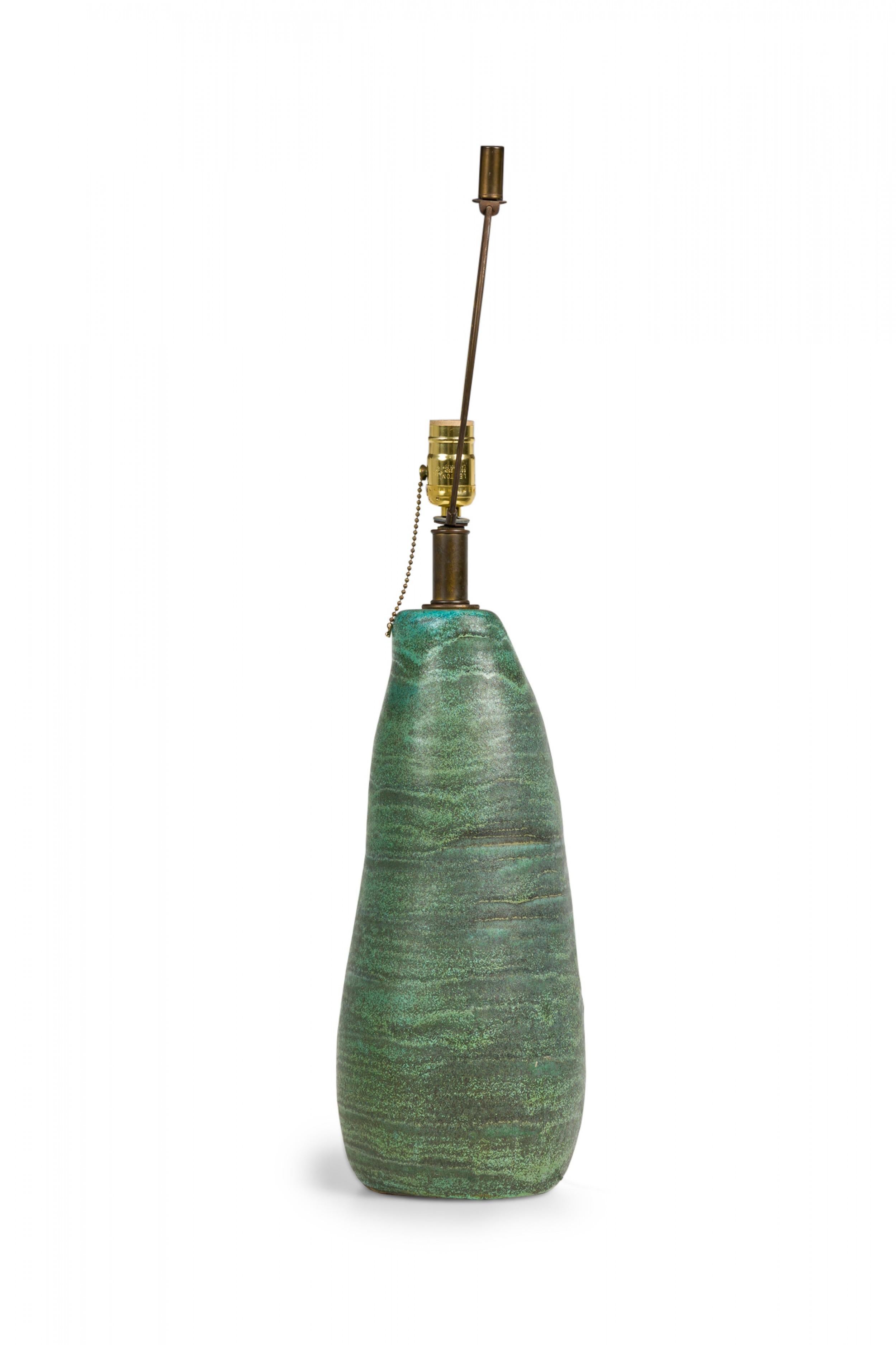 Métal Lampe de bureau en céramique américaine émaillée vert écume de mer du milieu du siècle dernier de Design Technics en vente