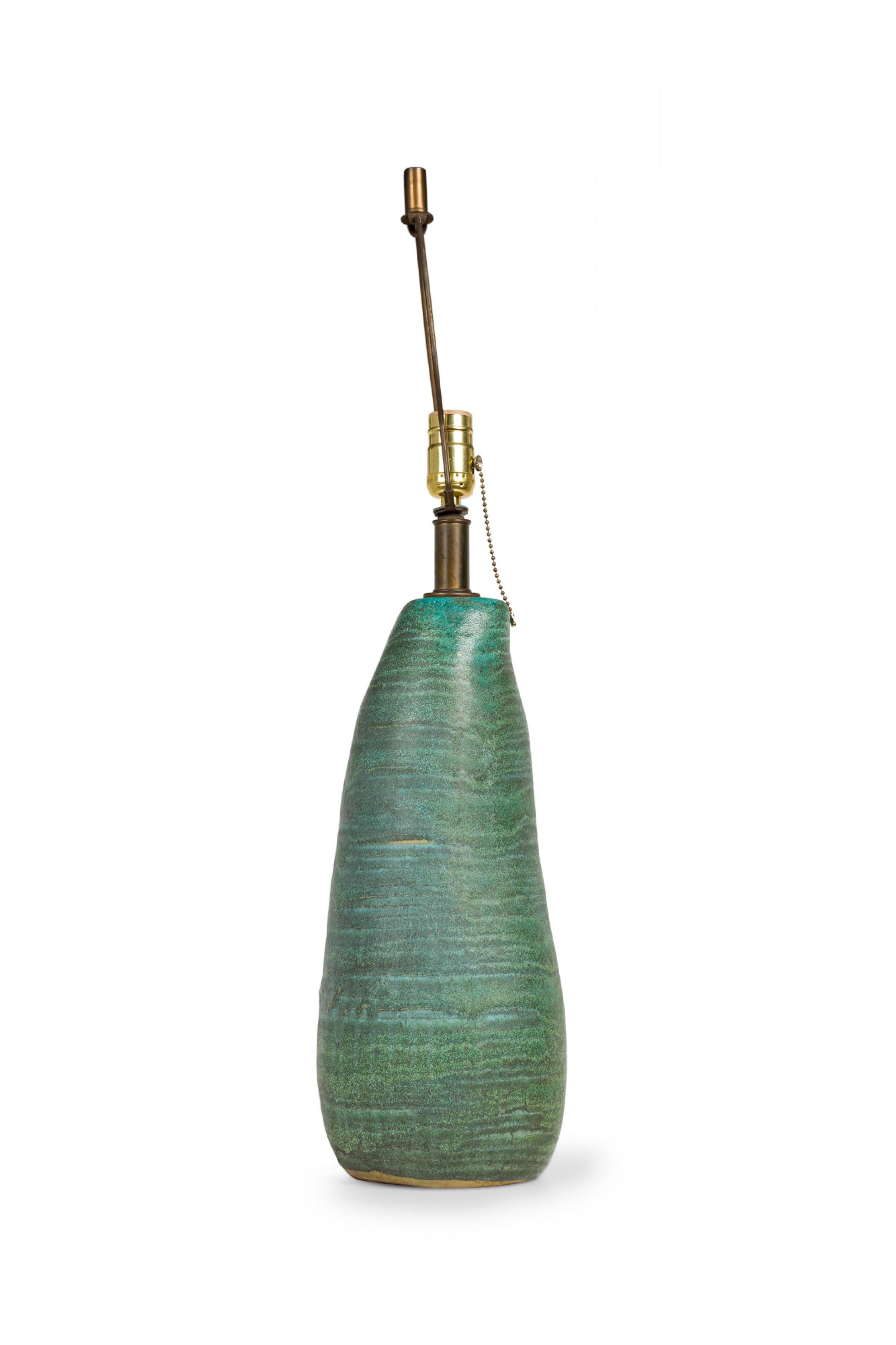 Lampe de bureau en céramique américaine émaillée vert écume de mer du milieu du siècle dernier de Design Technics en vente 1