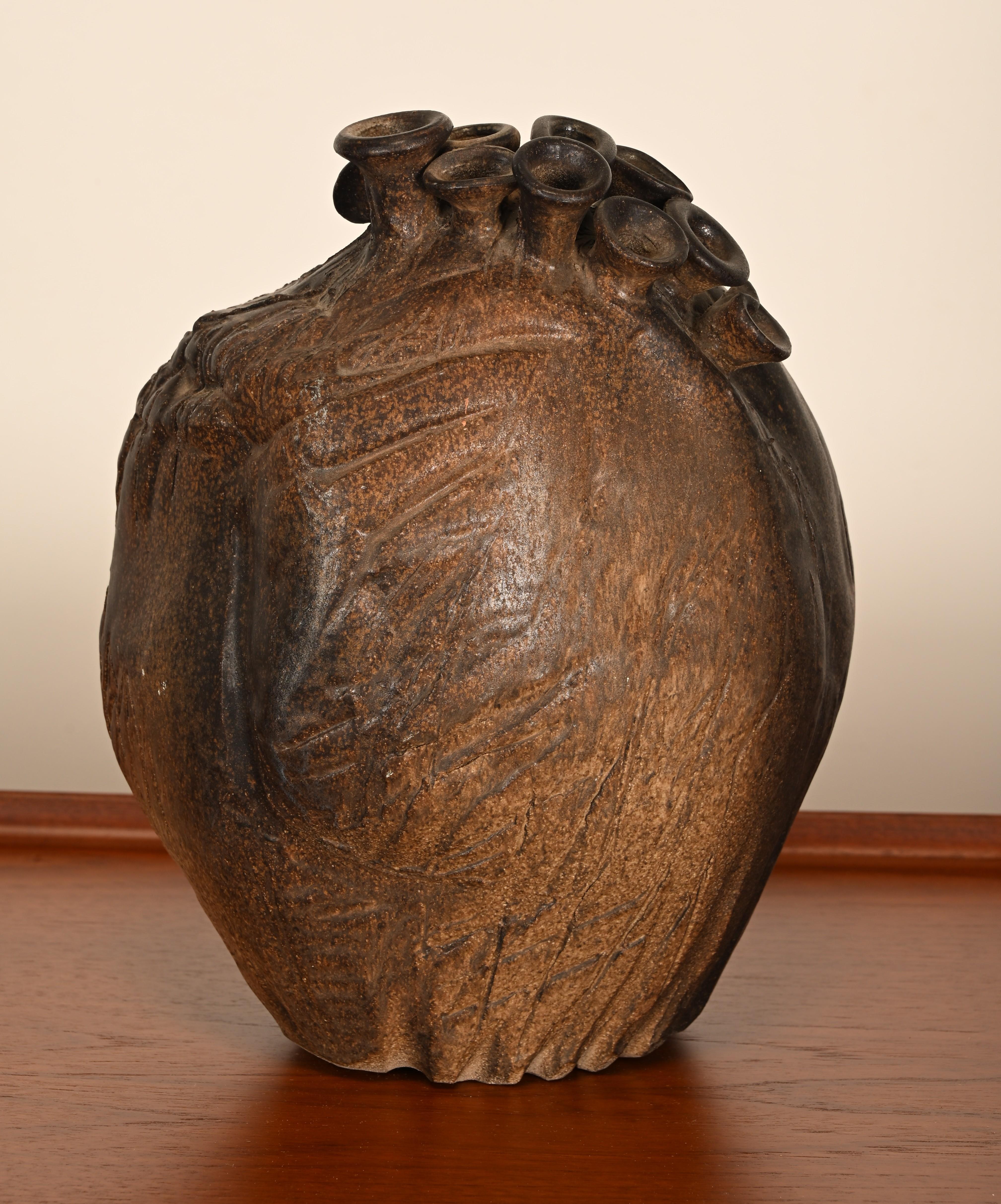 Espressione magistrale dell'innovazione ceramica di metà secolo, questo raro vaso a più beccucci di Roberta Griffith per Design Technics fonde la forma organica con la precisione architettonica. Realizzato a mano e drammaticamente modificato, il