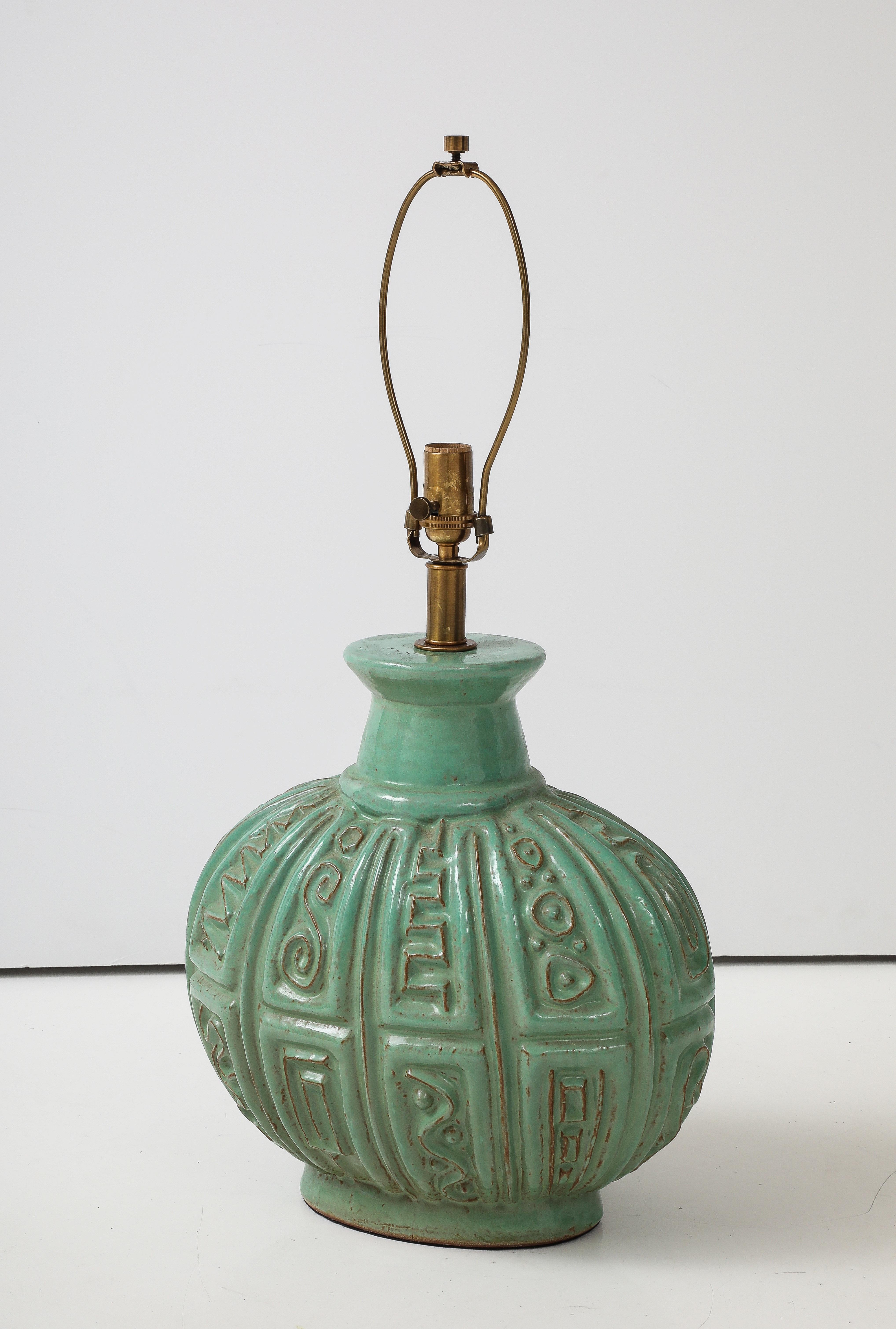 Lampe moderniste en céramique vert jade émaillée mat avec un motif en relief.  La lampe a été recâblée pour une utilisation aux Etats-Unis avec une nouvelle douille en laiton et un nouveau cordon.