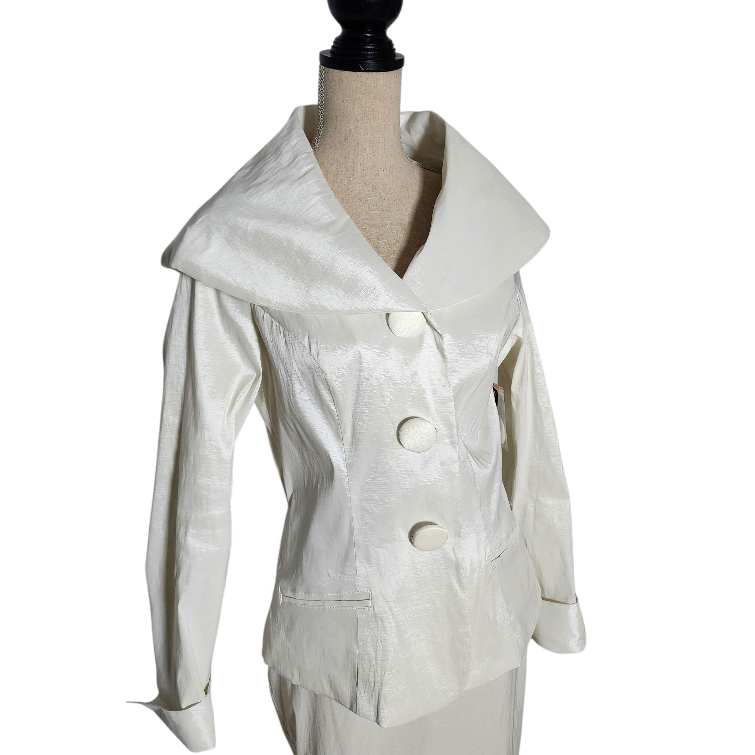 Elegant, strukturiert und unverkennbar einzigartig - dieser weiße Vintage-Rockanzug von Design Today's ist ein auffälliges Stück formeller Kleidung der 1990er Jahre mit Couture-Flair. Dieses in den USA hergestellte und noch mit den Originaletiketten
