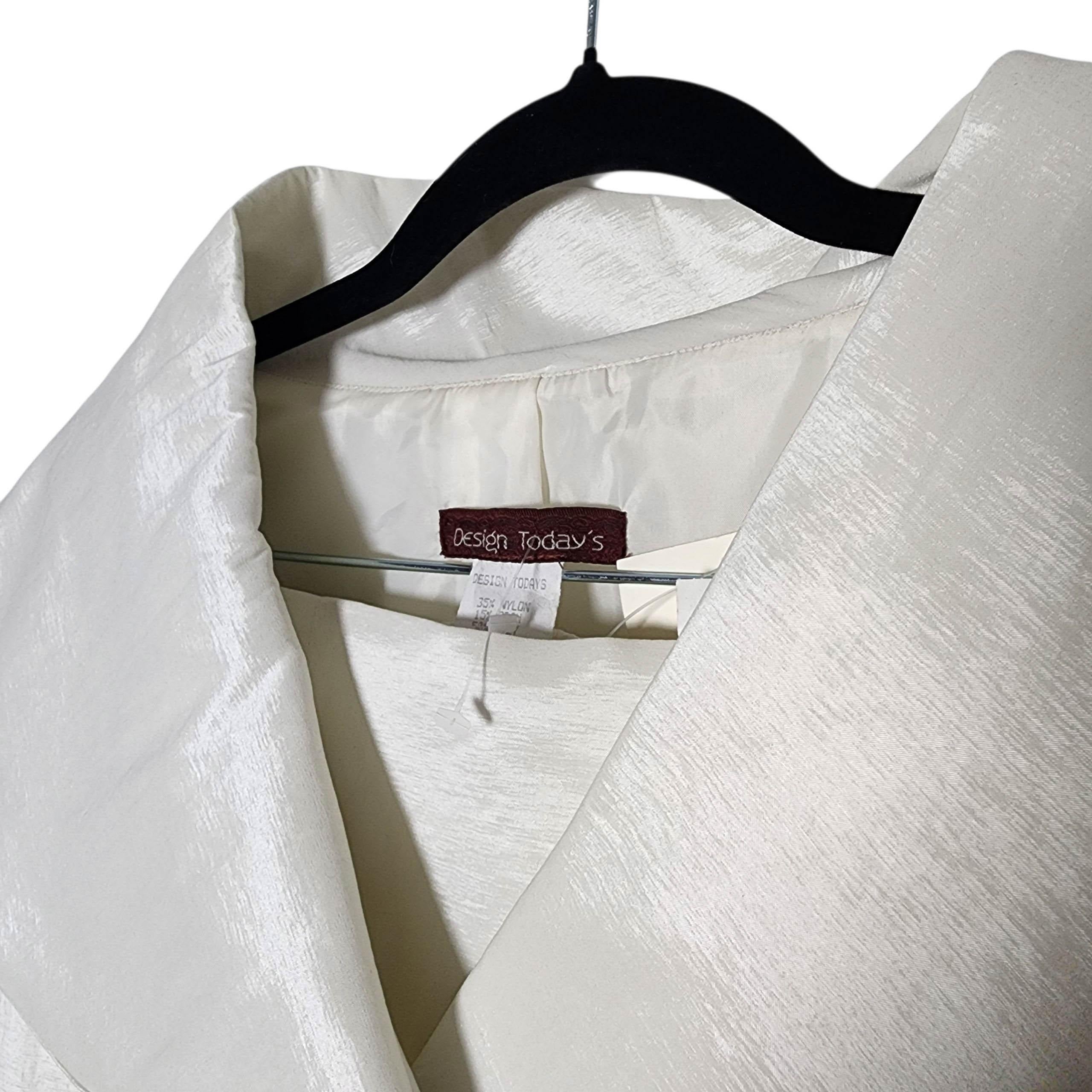 Design Today's Weißer Shantung-Rock-Anzug mit übergroßem Kragen, 1990er Jahre Deadstock (Grau) im Angebot