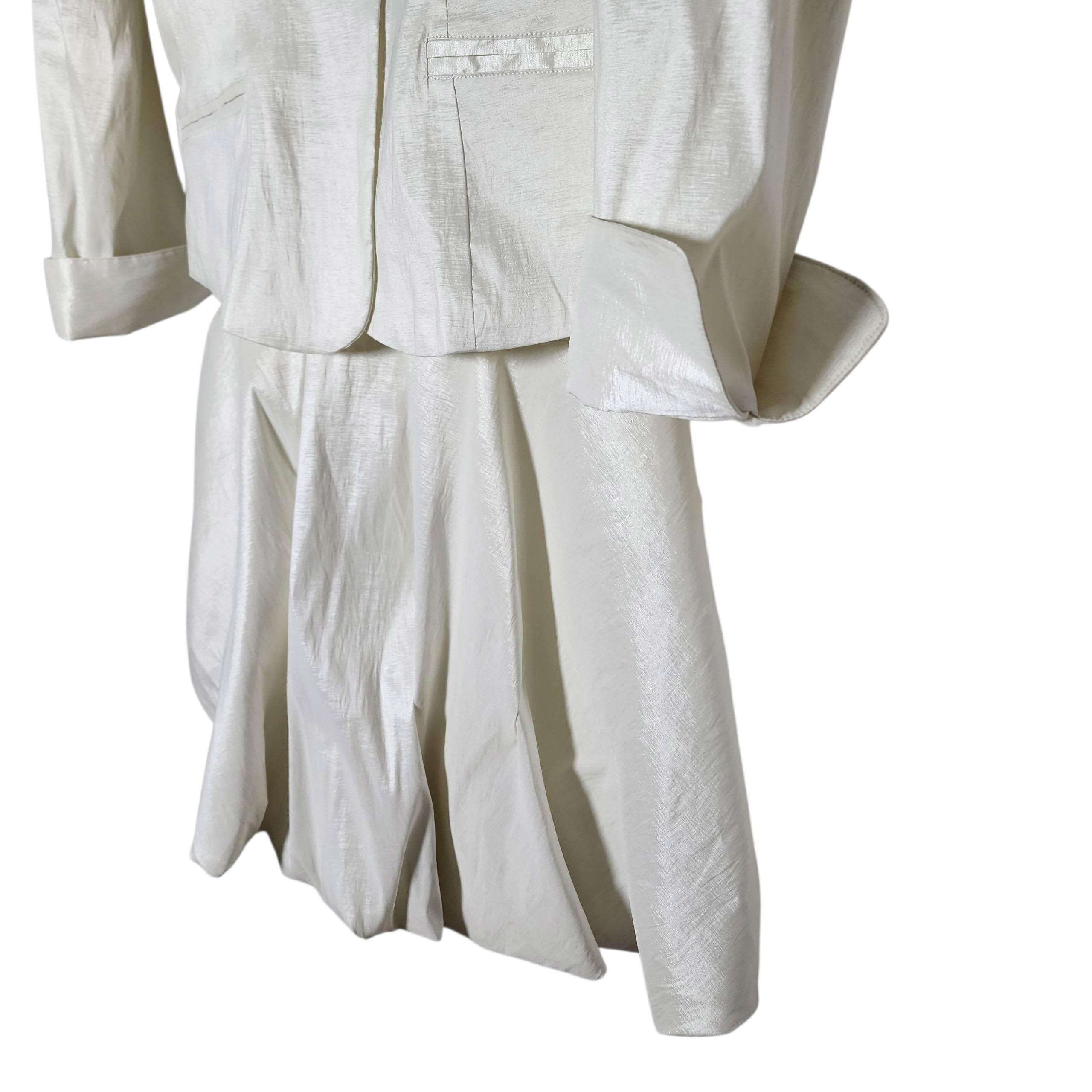 Design Today's Weißer Shantung-Rock-Anzug mit übergroßem Kragen, 1990er Jahre Deadstock für Damen oder Herren im Angebot