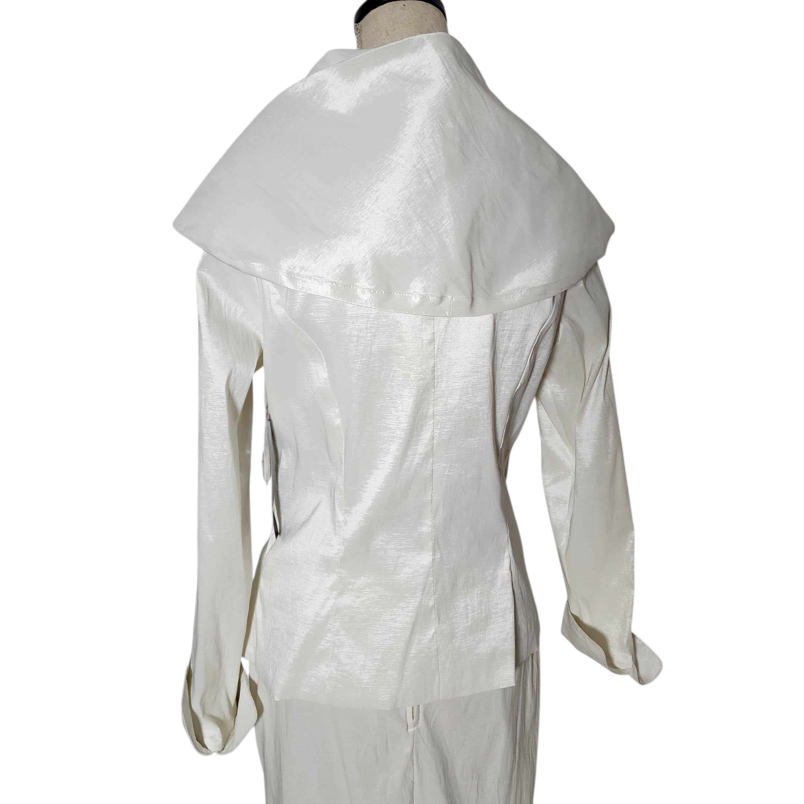 Design Today's Weißer Shantung-Rock-Anzug mit übergroßem Kragen, 1990er Jahre Deadstock im Angebot 1