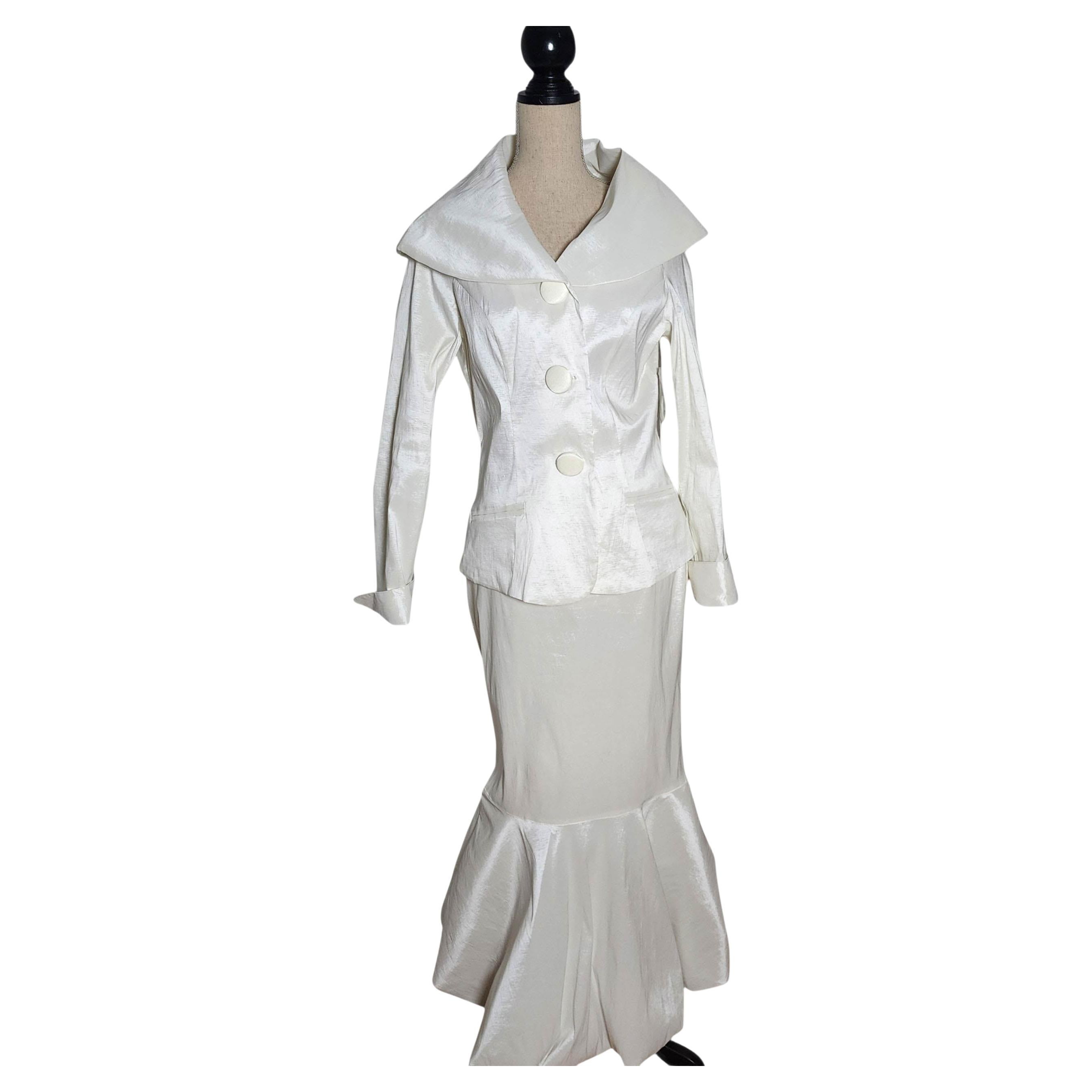 Tuta con gonna in shantung bianco e colletto oversize di Design/One, anni '90, stock.