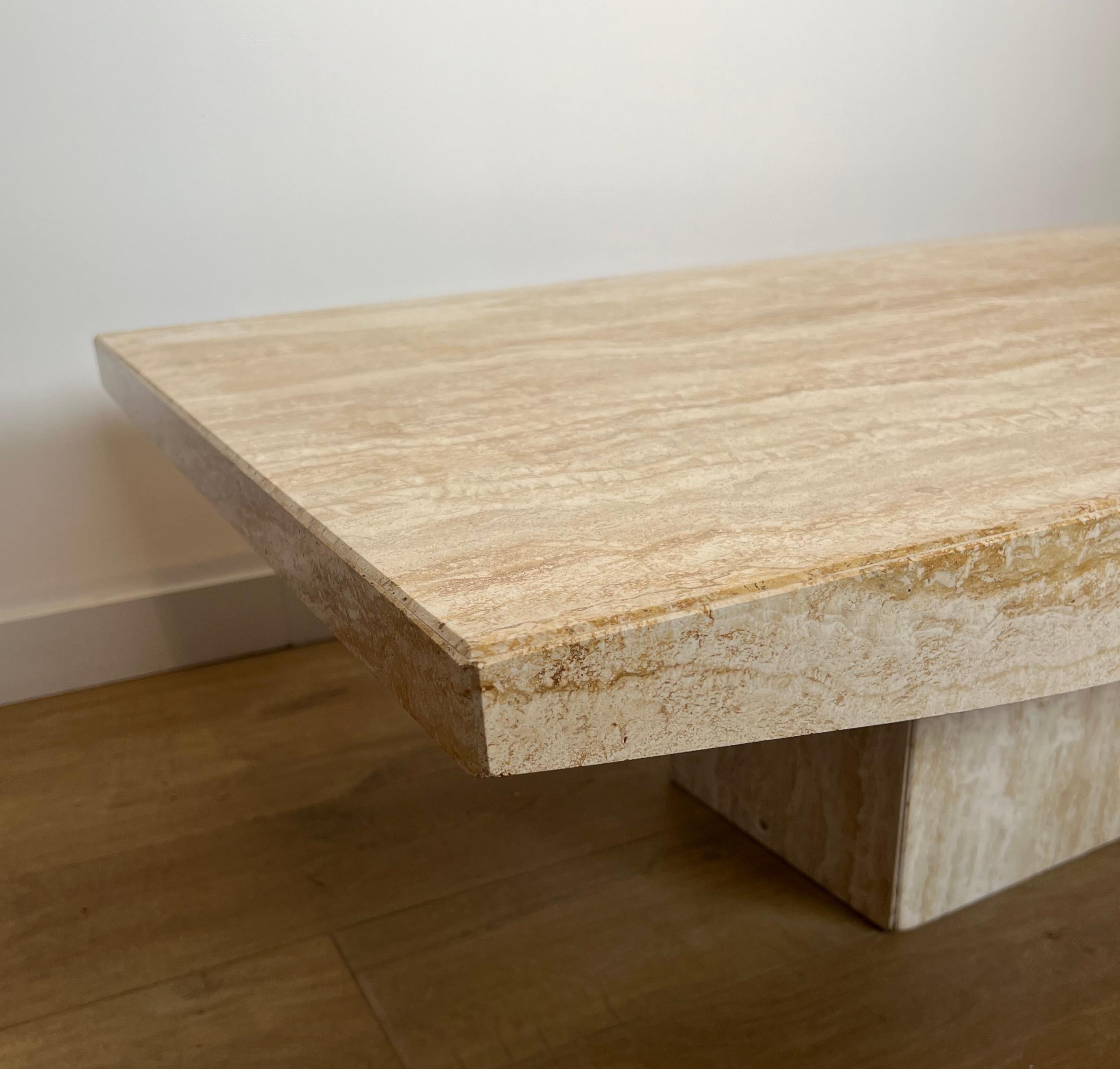 Design Travertin Couchtisch. Italienische Arbeiten von Stone international. CIRCA 1980 im Angebot 5