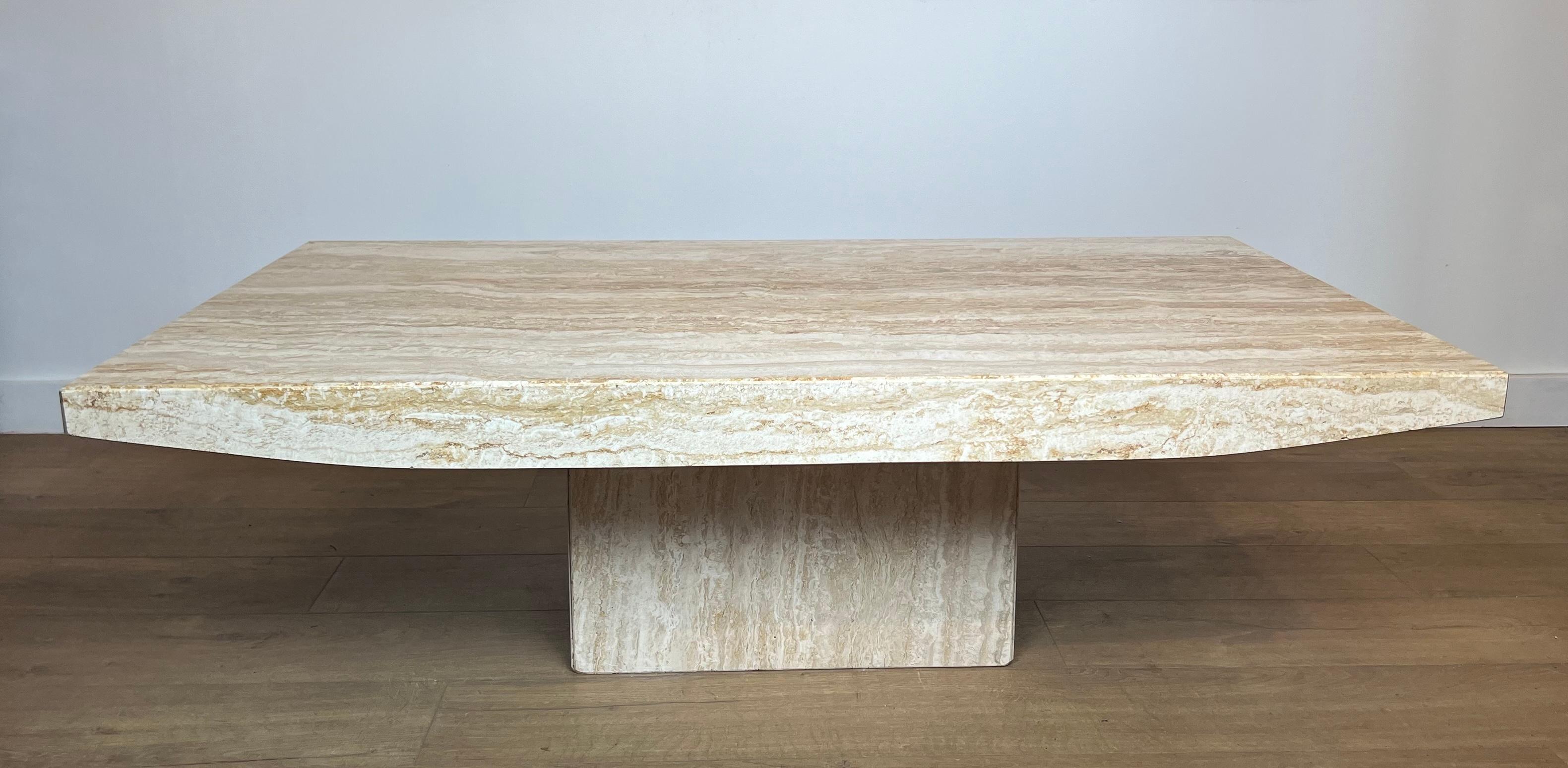 Dieser sehr schöne und elegante Design-Couchtisch ist ganz aus Travertin gefertigt. Dies ist ein italienisches Werk von Stone international. CIRCA 1980