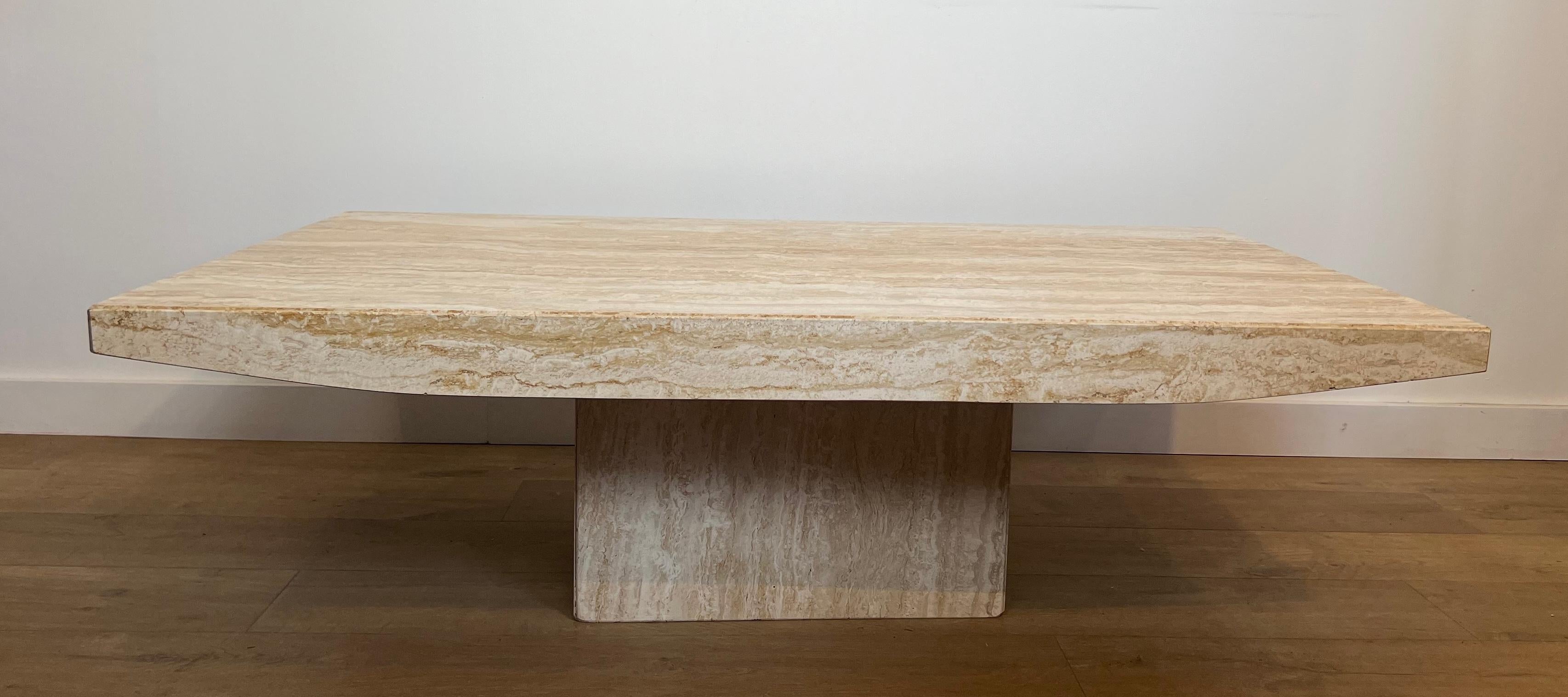 Design Travertin Couchtisch. Italienische Arbeiten von Stone international. CIRCA 1980 (Moderne der Mitte des Jahrhunderts) im Angebot