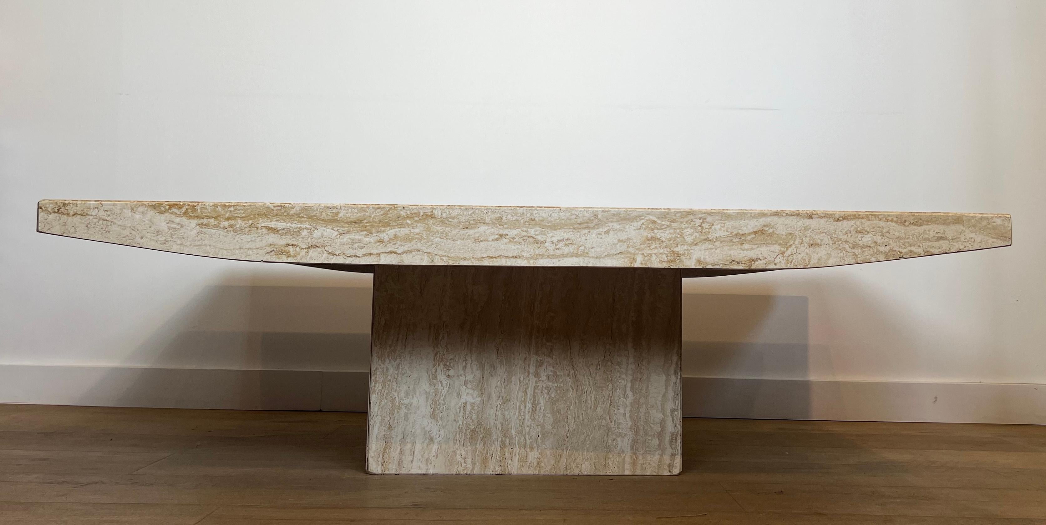Design Travertin Couchtisch. Italienische Arbeiten von Stone international. CIRCA 1980 (Ende des 20. Jahrhunderts) im Angebot