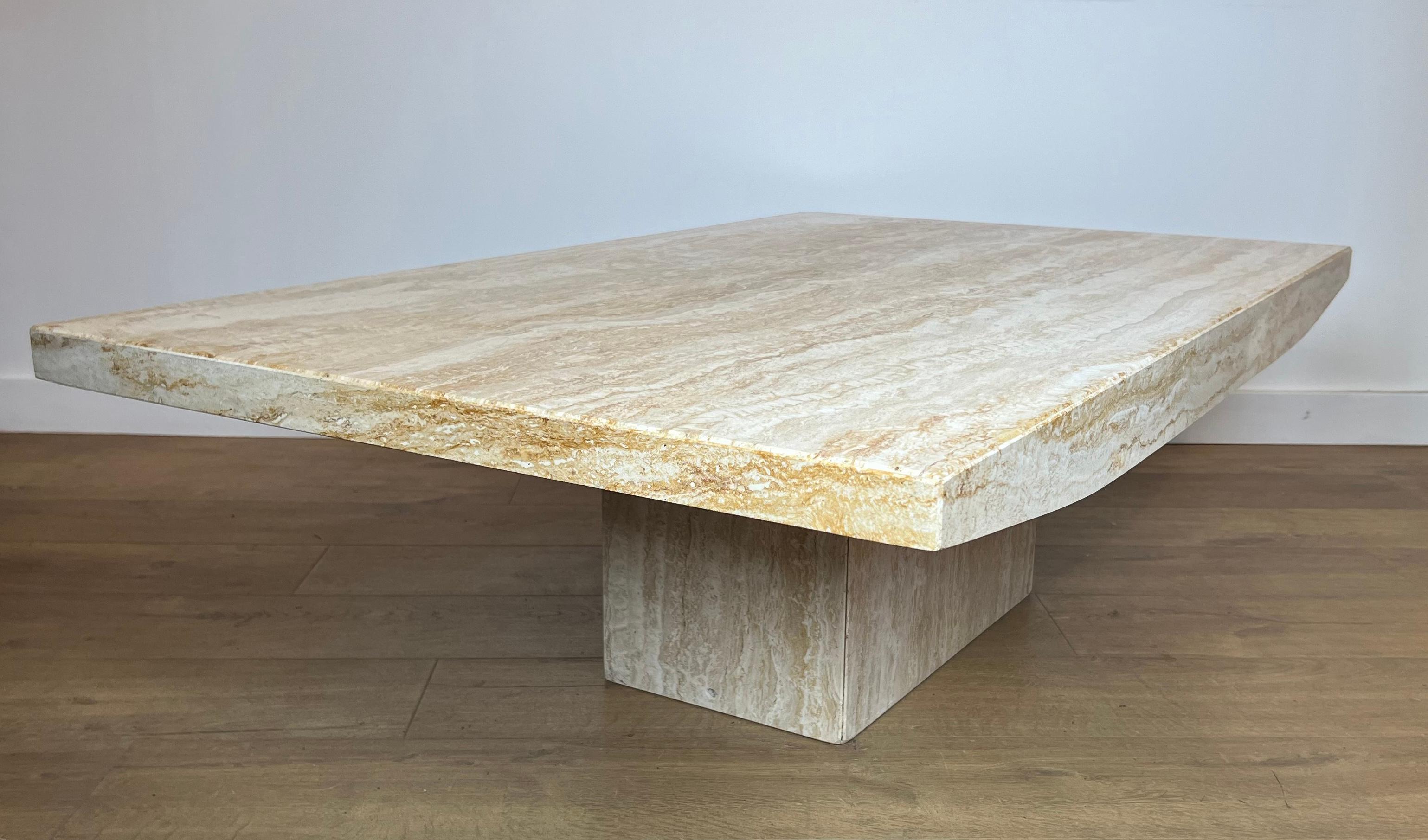 Design Travertin Couchtisch. Italienische Arbeiten von Stone international. CIRCA 1980 im Angebot 1