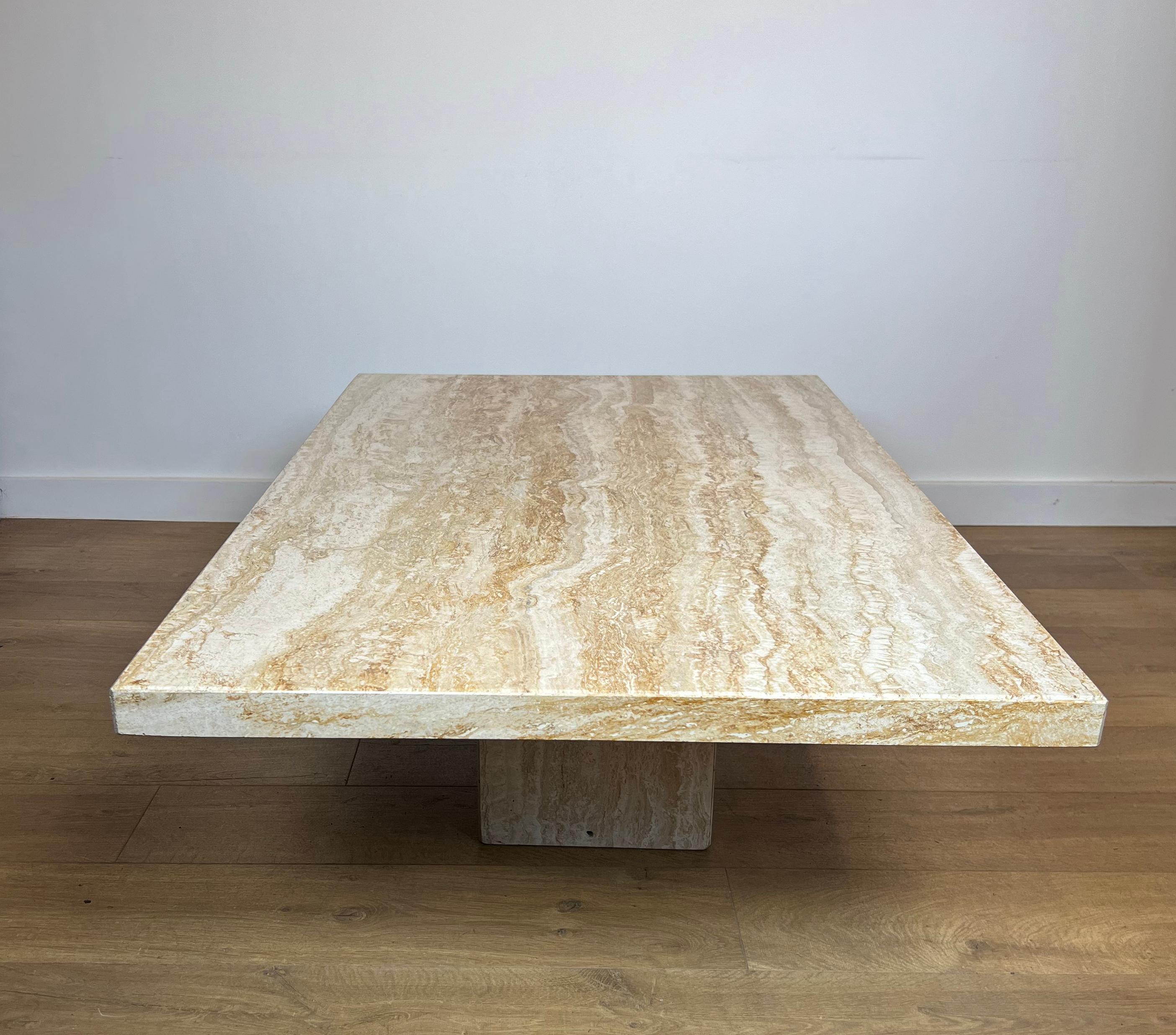 Design Travertin Couchtisch. Italienische Arbeiten von Stone international. CIRCA 1980 im Angebot 3