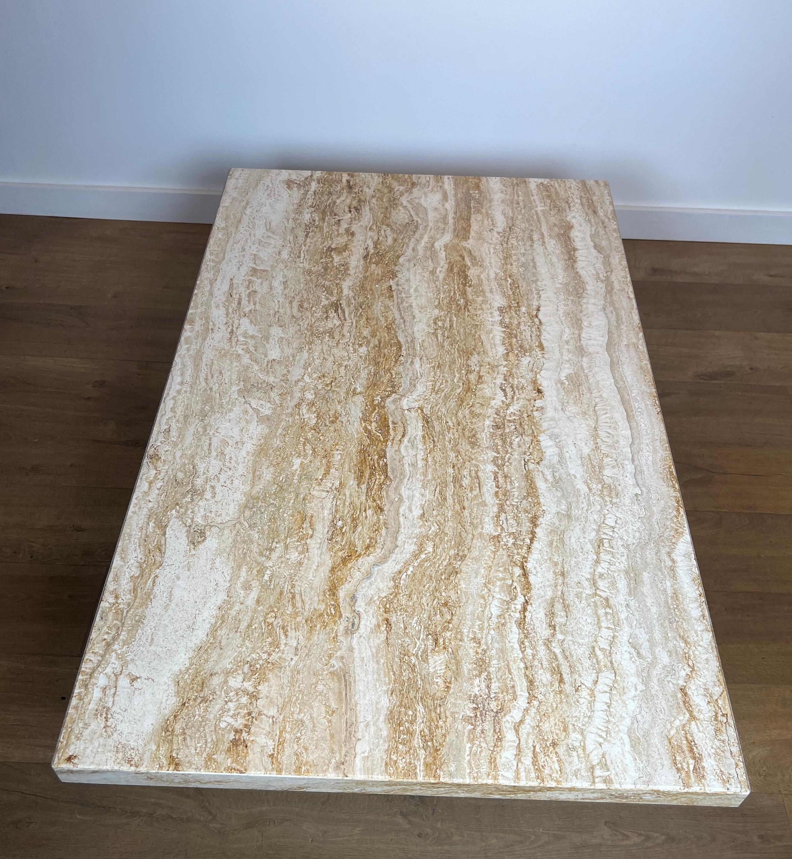 Design Travertin Couchtisch. Italienische Arbeiten von Stone international. CIRCA 1980 im Angebot 4