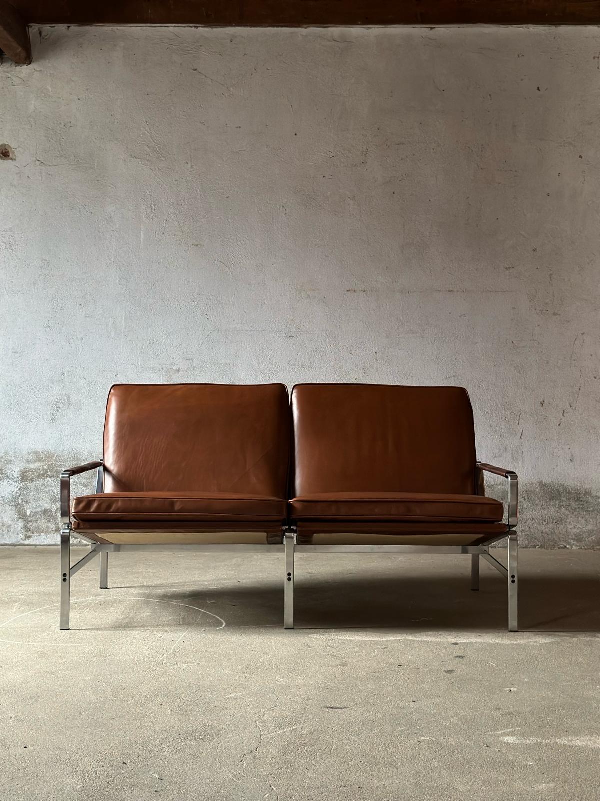 Entdecken Sie die perfekte Kombination aus Stil und Komfort mit dem Zweisitzer-Sofa FK 6720, einem Meisterwerk des Designers Preben Fabricius Jorgen Kastholm. Dieses Sofa wird von Kill International in Dänemark hergestellt und repräsentiert das