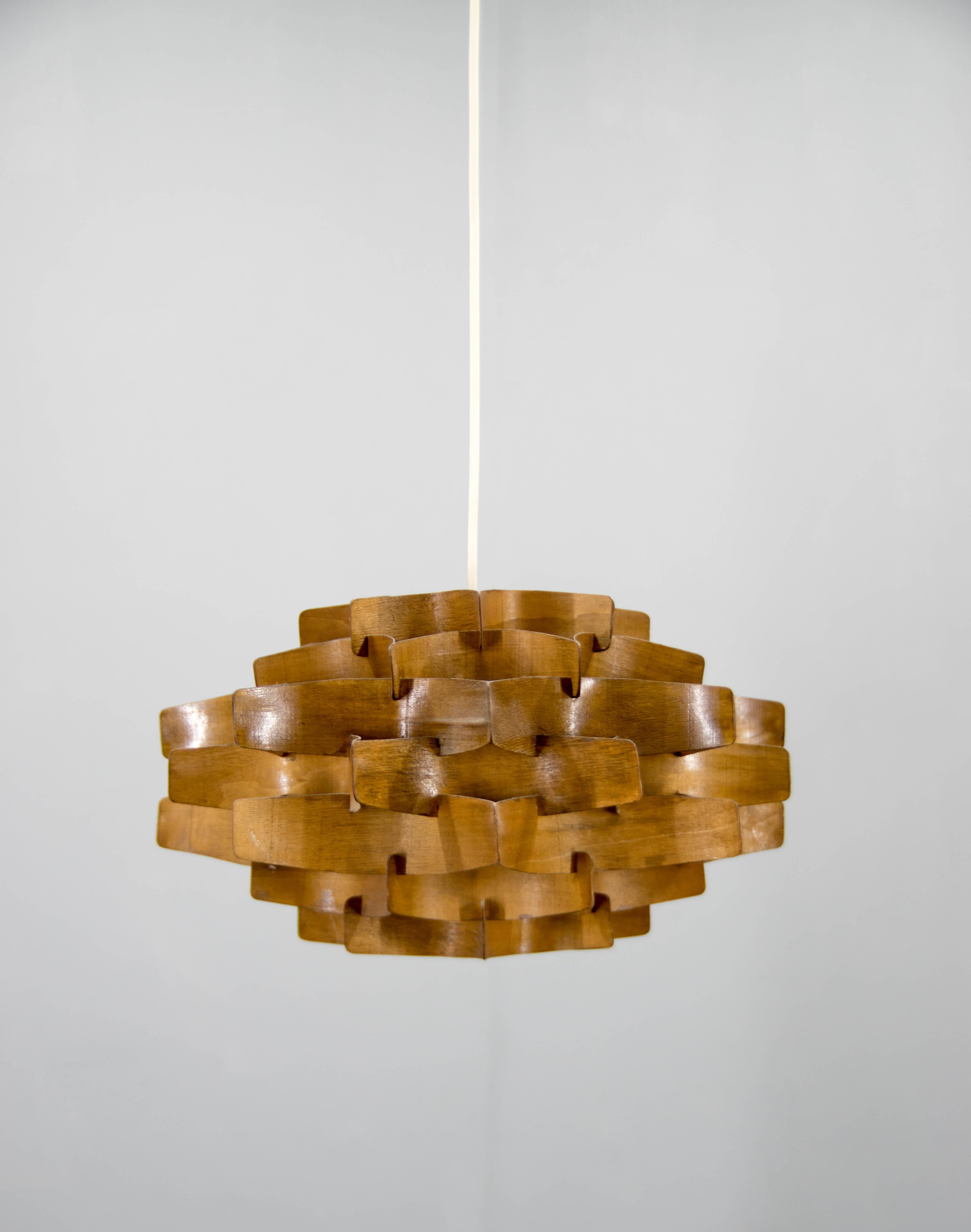 Design pendant made of veneer.
Made in 1960s in Czechoslovakia.
Very good original condition.
1x60W, E25-E27 bulb
US wiring compatible