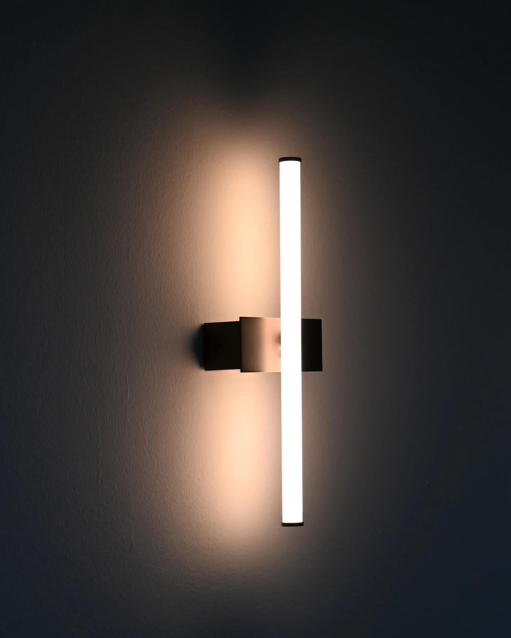Design-Wandleuchte, hergestellt aus Metall und Acryl, Contemporary Work. im Angebot 4