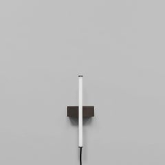 Design-Wandleuchte, hergestellt aus Metall und Acryl, Contemporary Work.