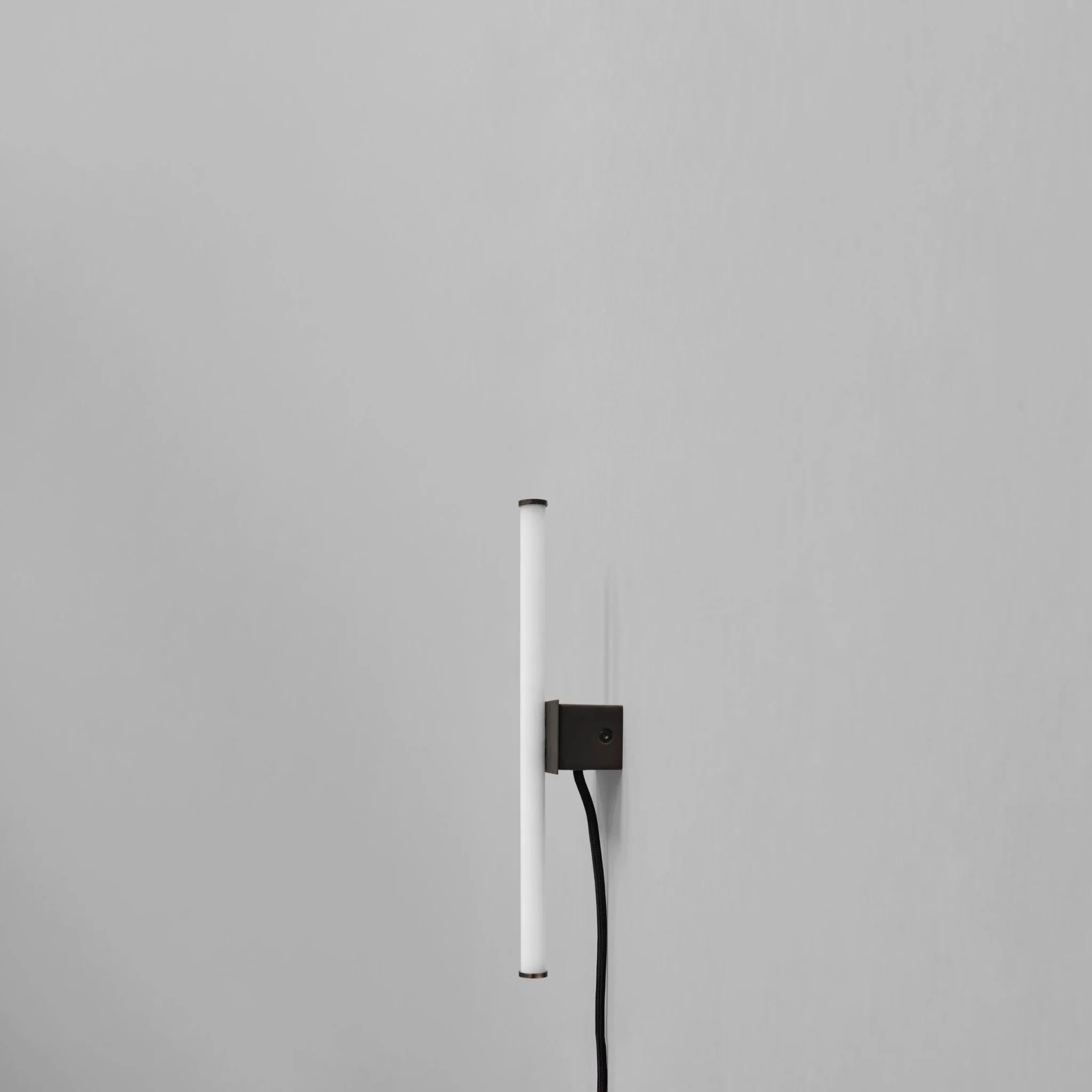 Design-Wandleuchte, hergestellt aus Metall und Acryl, Contemporary Work. (Moderne) im Angebot