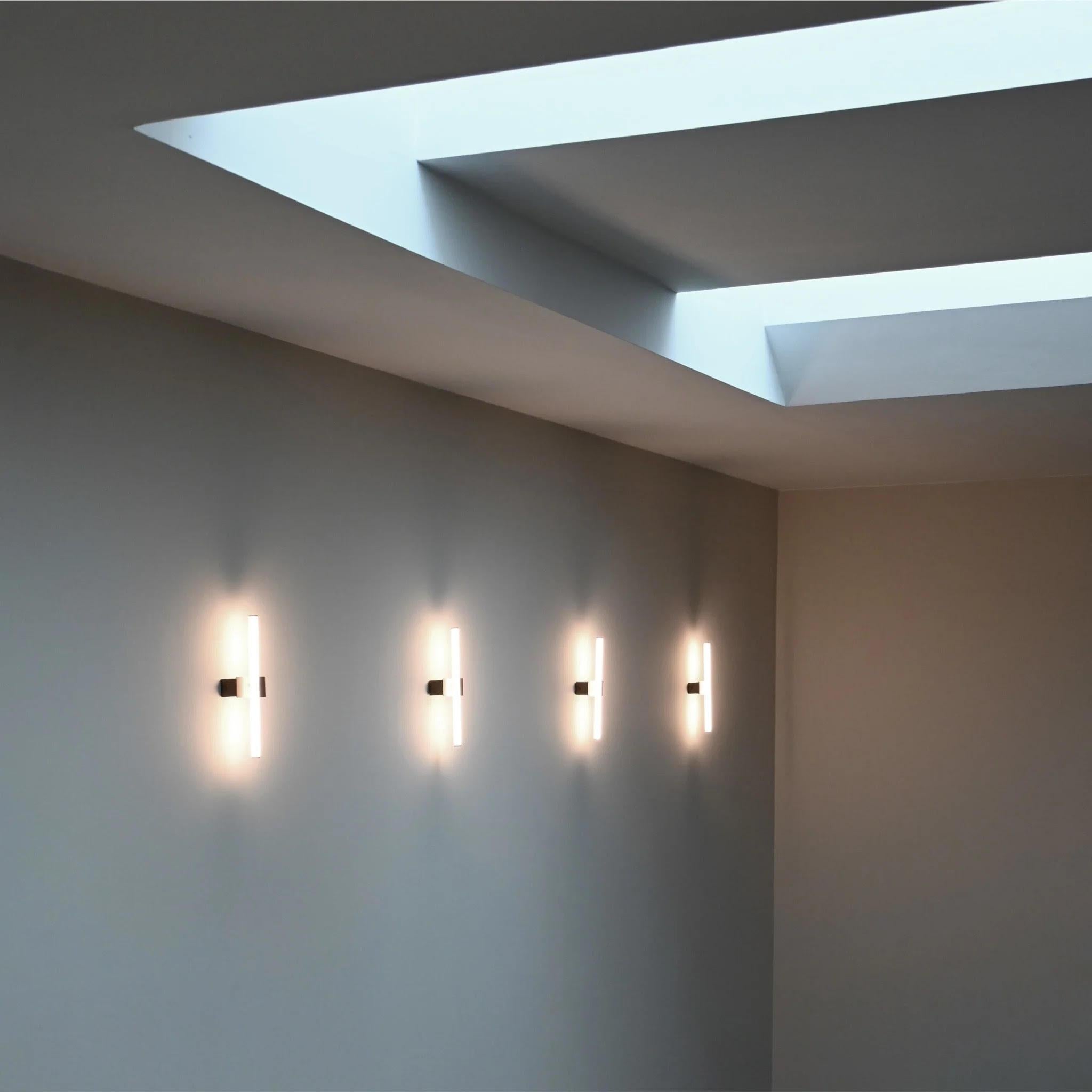 Design-Wandleuchte, hergestellt aus Metall und Acryl, Contemporary Work. im Angebot 1