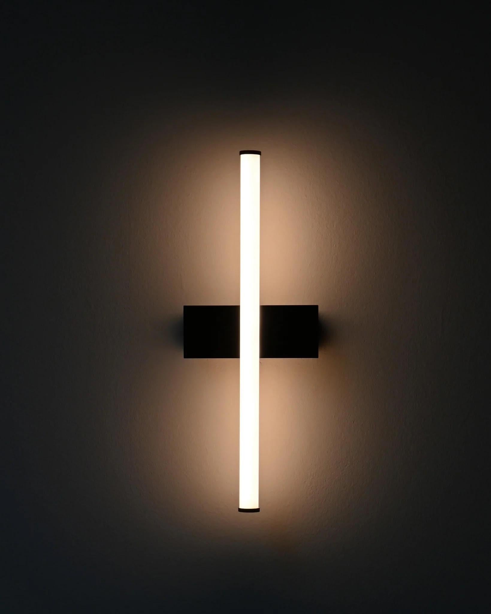 Design-Wandleuchte, hergestellt aus Metall und Acryl, Contemporary Work. im Angebot 3