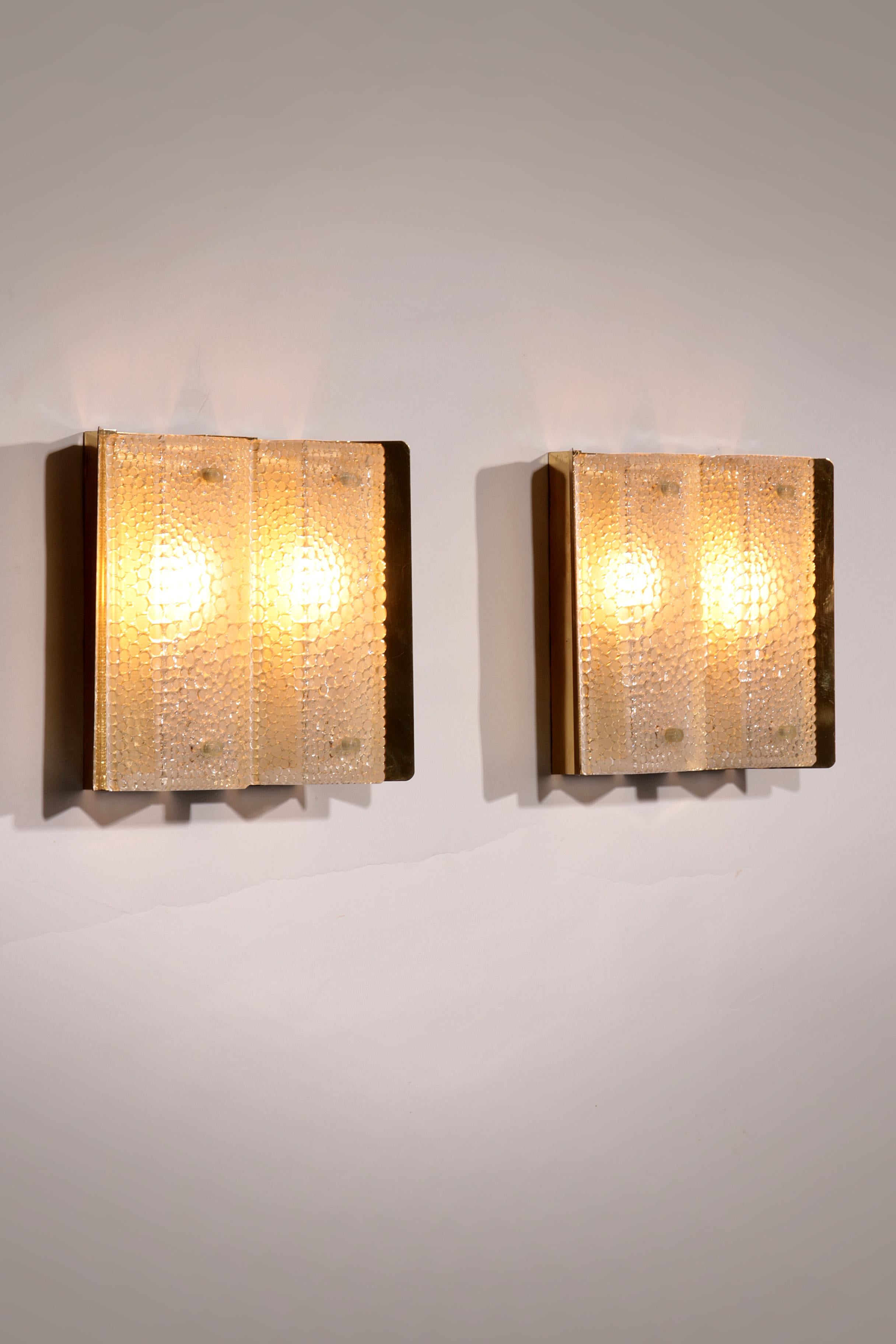 

Ces superbes appliques, fabriquées par Falkenbergs Belysning dans les années 1960, apportent un design scandinave intemporel à tout intérieur.

Le verre magnifiquement texturé diffuse la lumière d'une manière enchanteresse, créant une ambiance