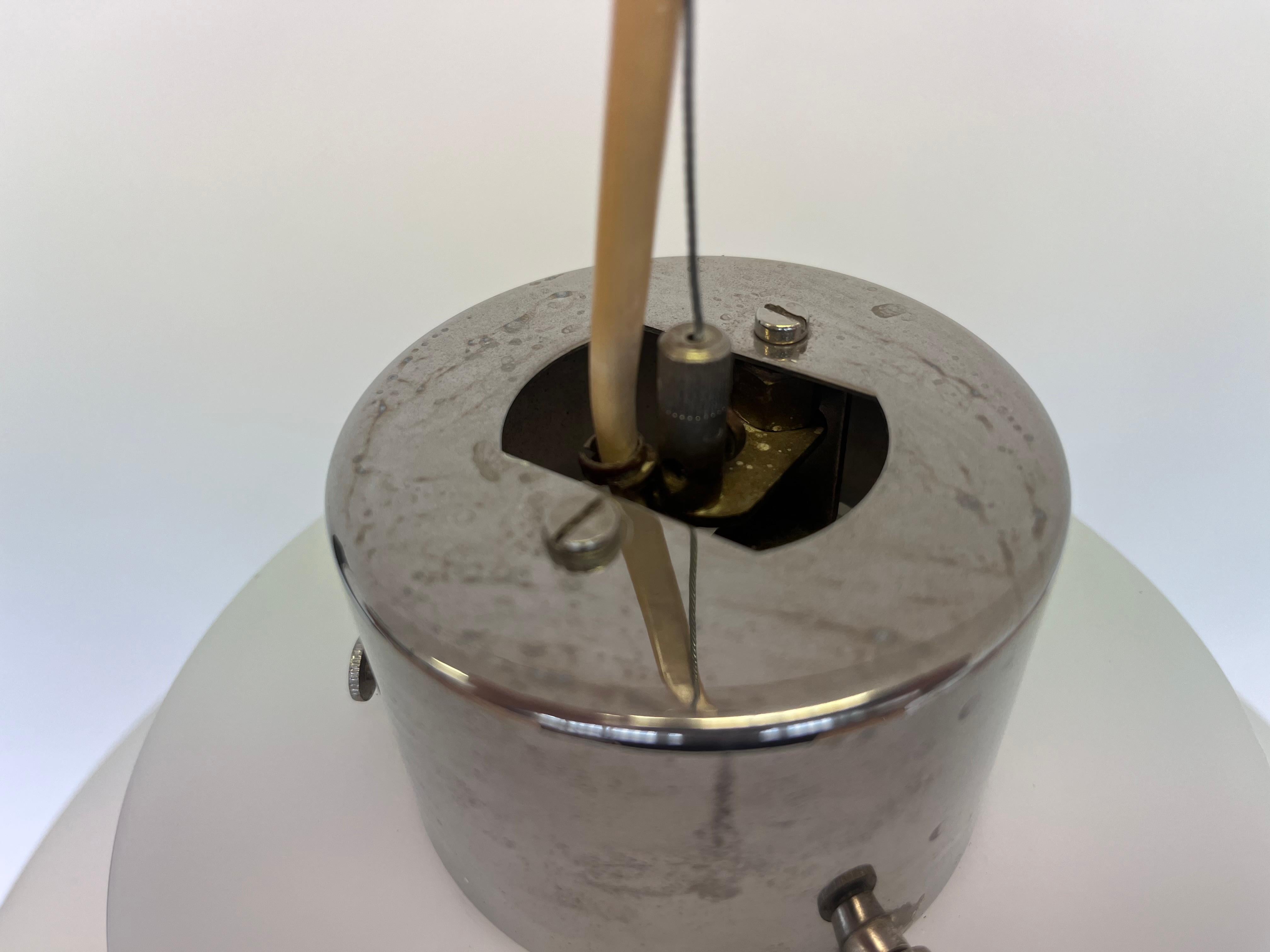 - Ciondolo in vetro per l'azienda vetraria Osvetlovací sklo Valašské Mezirící. - condizioni perfette.
- Cecoslovacchia, anni '70
- 1x100W, lampadina E25-E27
- Adattatore per spina USA incluso.
jr