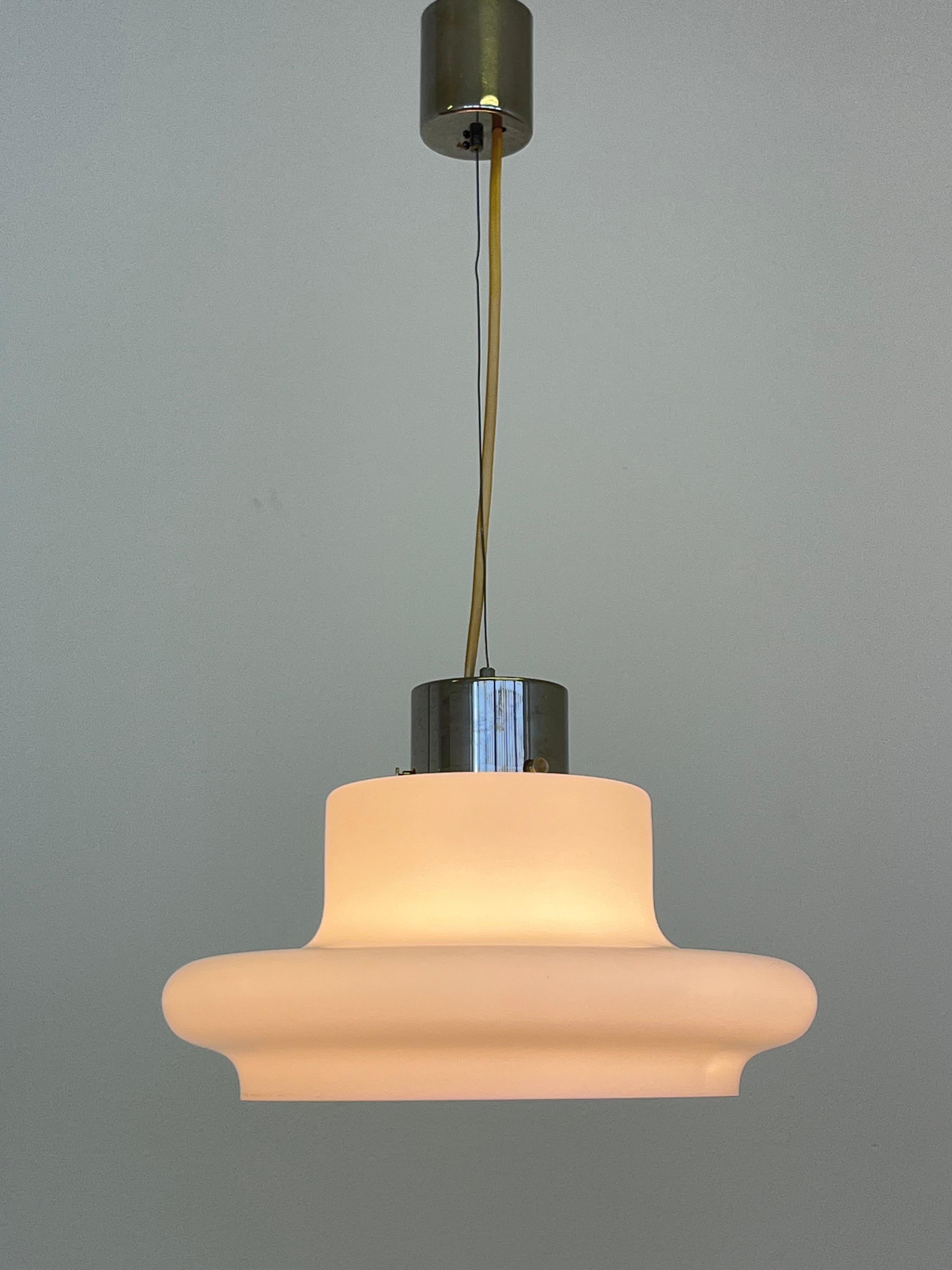 Metallo Ciondolo di design in vetro bianco di Karel Volf, Cecoslovacchia, anni '70 in vendita