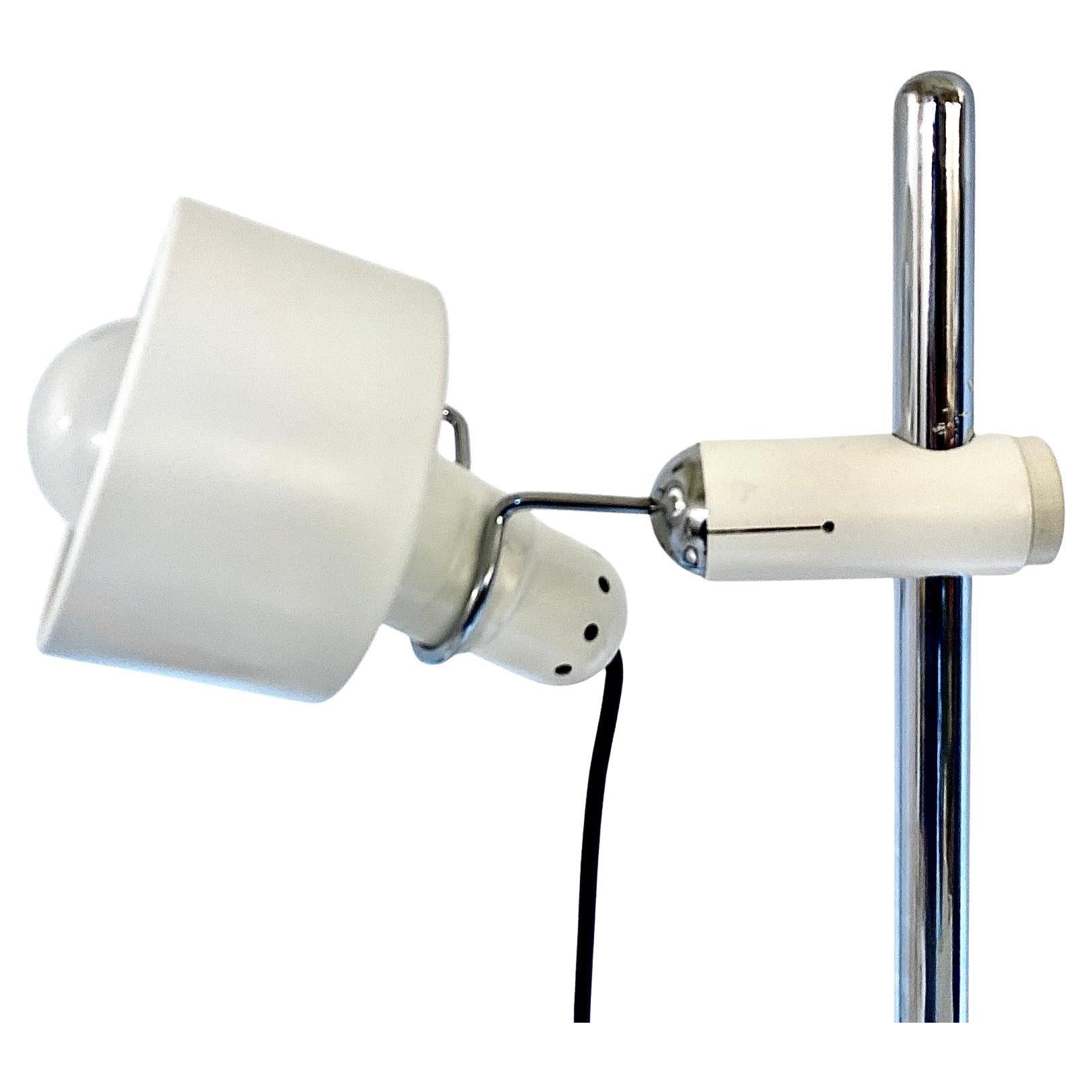Design White Metal Floor Lamp, Elio Martinelli for Martinelli Luce, Italy 1970 In Good Condition For Sale In Ceglie Messapica, IT